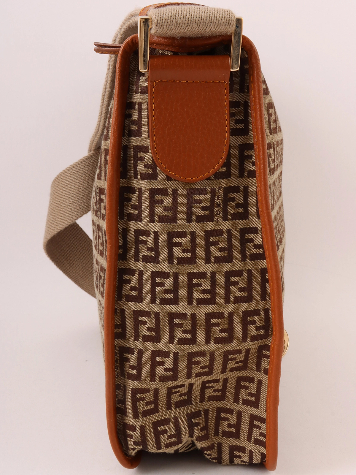 Fendi ショルダーバッグ ブラウン ロゴ入り FENDI ショルダーバッグ ブラウン ロゴ
