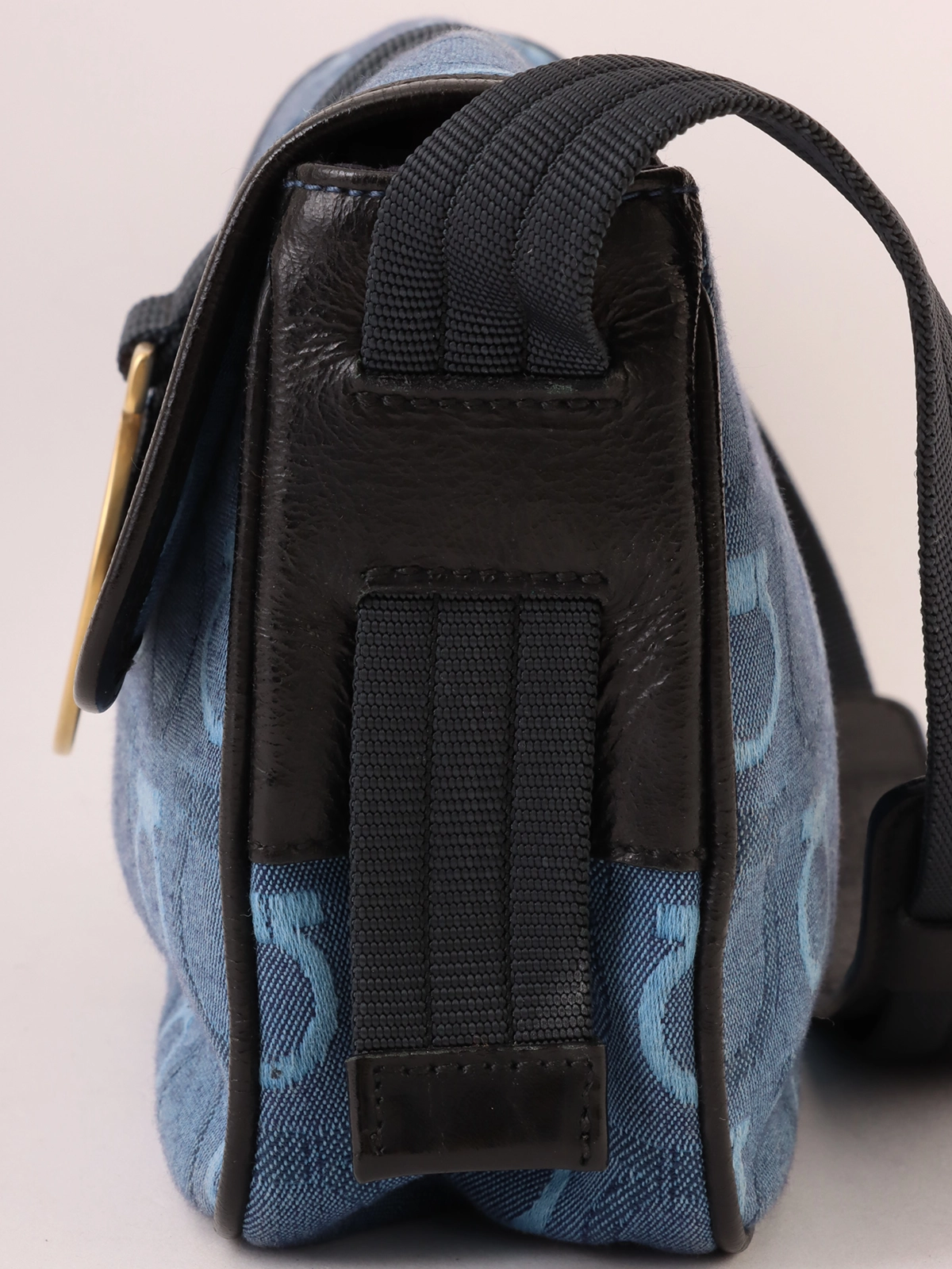 SALVATORE FERRAGAMO デニムガンチーニプレートショルダーバッグ