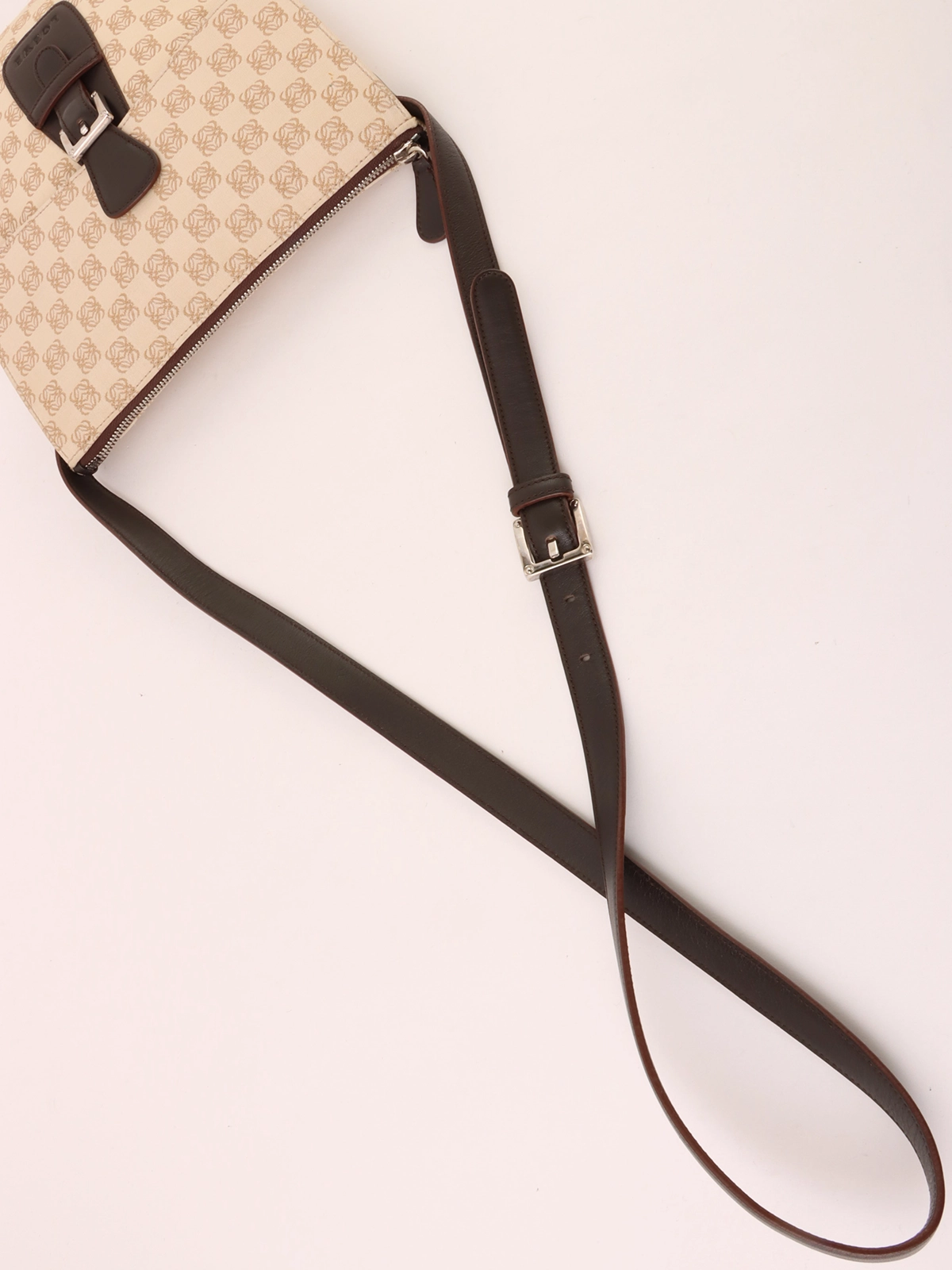 LOEWE アナグラムパターンロゴエンボスショルダーバッグ LOEWE アナグラムパターンロゴエンボスショルダーバッグ