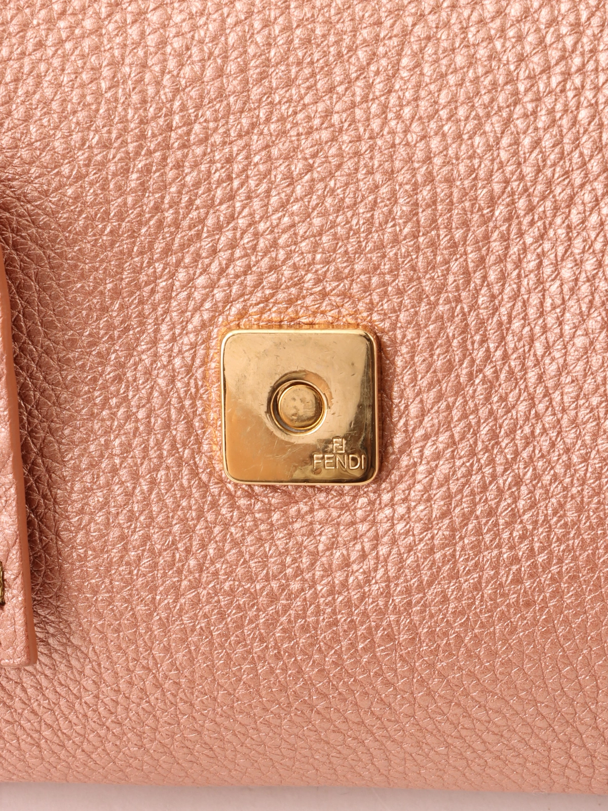 FENDI ロゴ バングル ゴールド 限定品 【箱付き⠀】 希少美品FENDI バングルゴールドシルバーアクセサリー