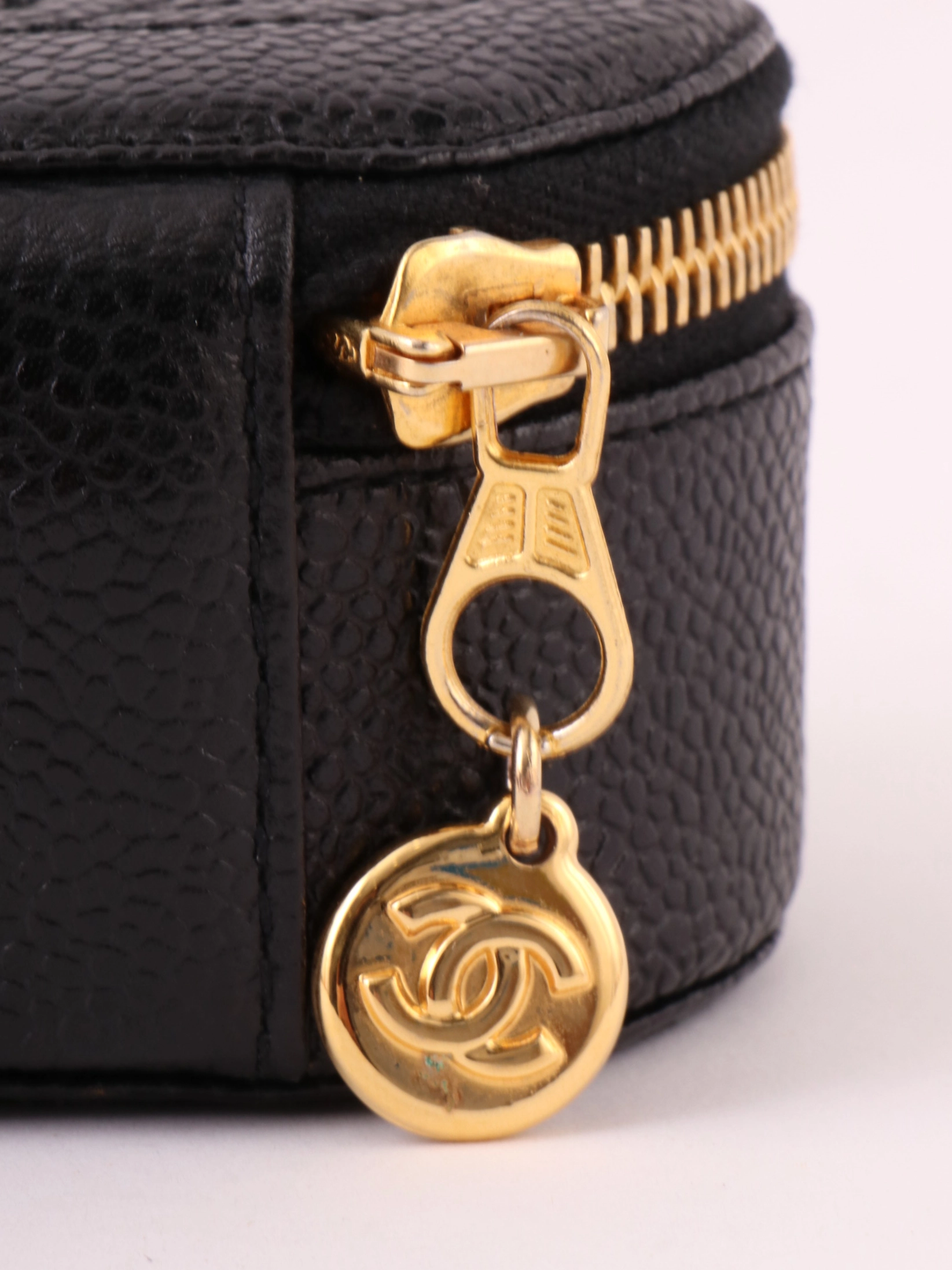 最大10%OFFクーポン CHANEL 1995年頃製 キャビアスキンラウンドCCマークステッチ バッグ