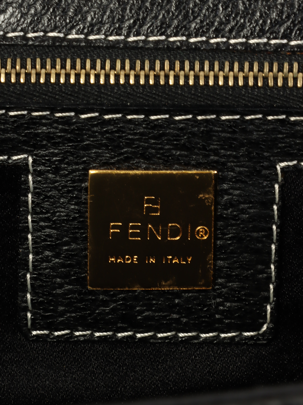 FENDI レザーエナメルロゴプレートハンドバッグ ブラック