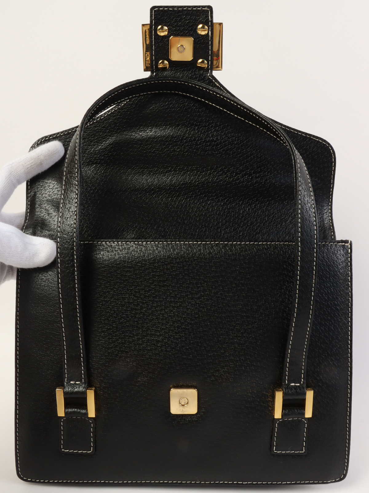 FENDI レザーエナメルロゴプレートハンドバッグ ブラック
