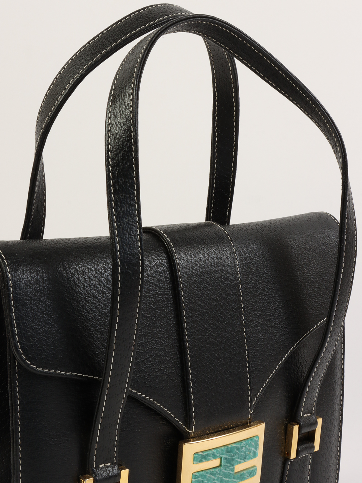 FENDI レザーエナメルロゴプレートハンドバッグ ブラック