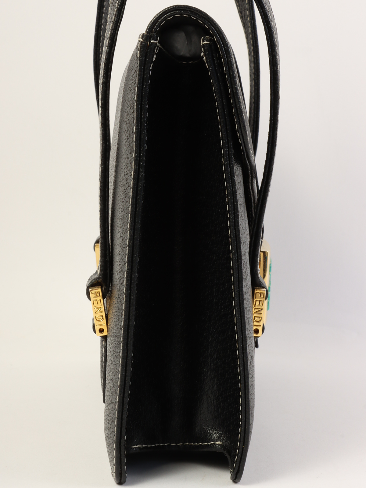 ファッションシーンで話題のこれから流行るブランド12選 FENDI ブラック レザーエナメルロゴプレートハンドバッグ 小物