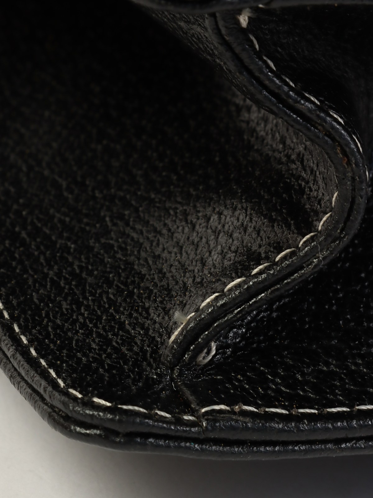 FENDI レザーエナメルロゴプレートハンドバッグ ブラック