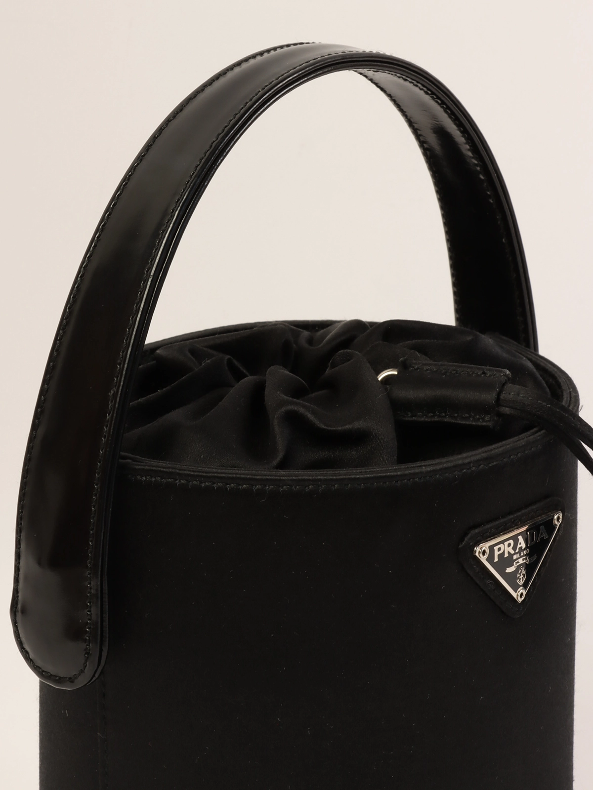 PRADA サテンロゴプレートハンドバッグ ブラック｜VINTAGE QOO