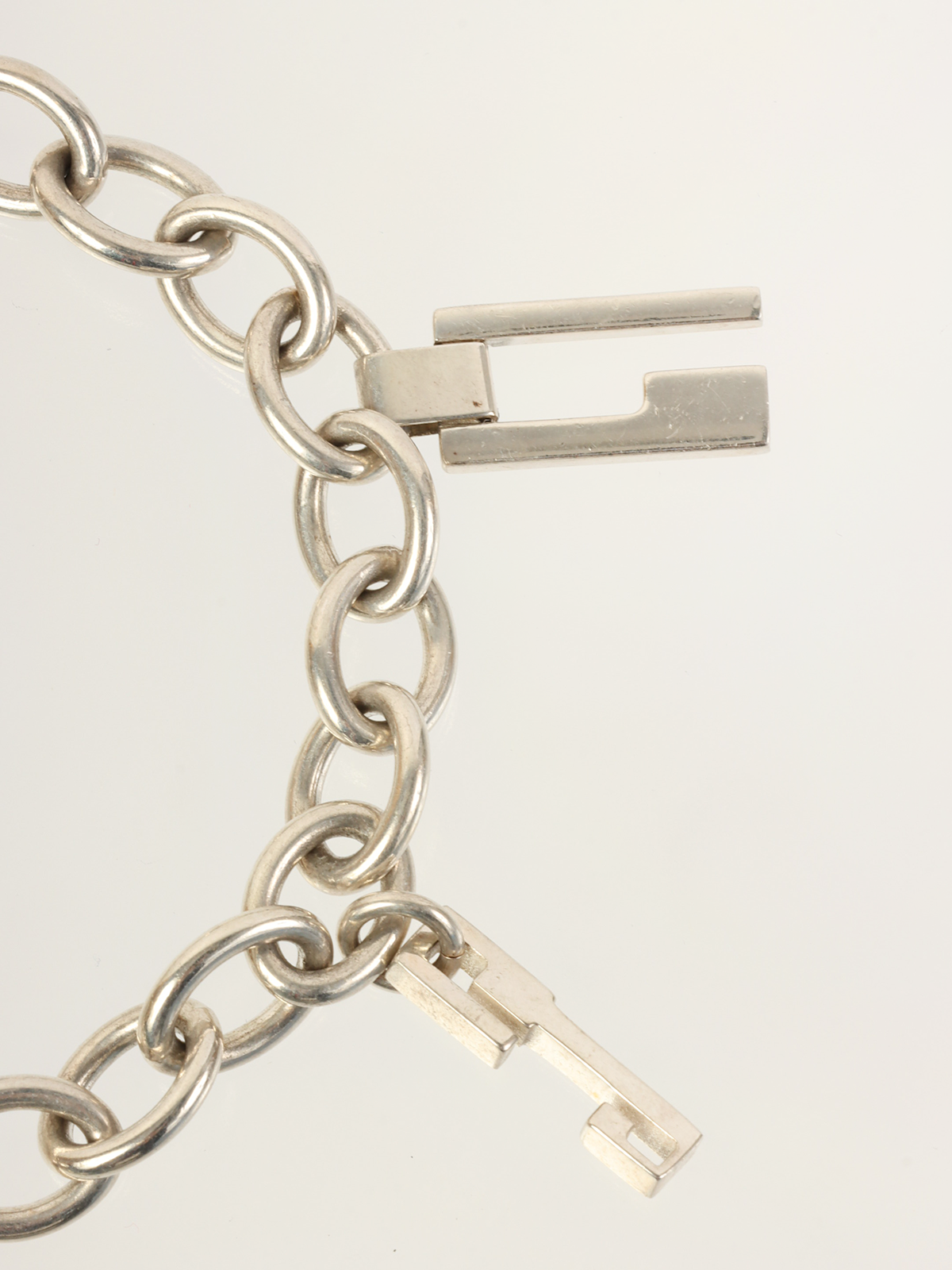 GUCCI 925ロゴプレートマルチチャームチェーンブレスレット