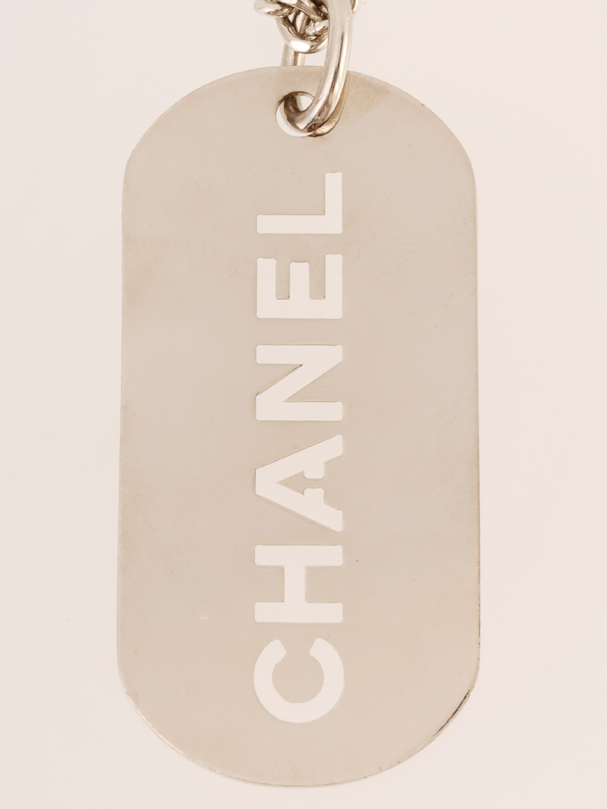 CHANEL シャネル チャーム ロゴ プレート シルバー CHANEL 2007年製 ロゴプレートチャーム シルバー｜VINTAGE QOO