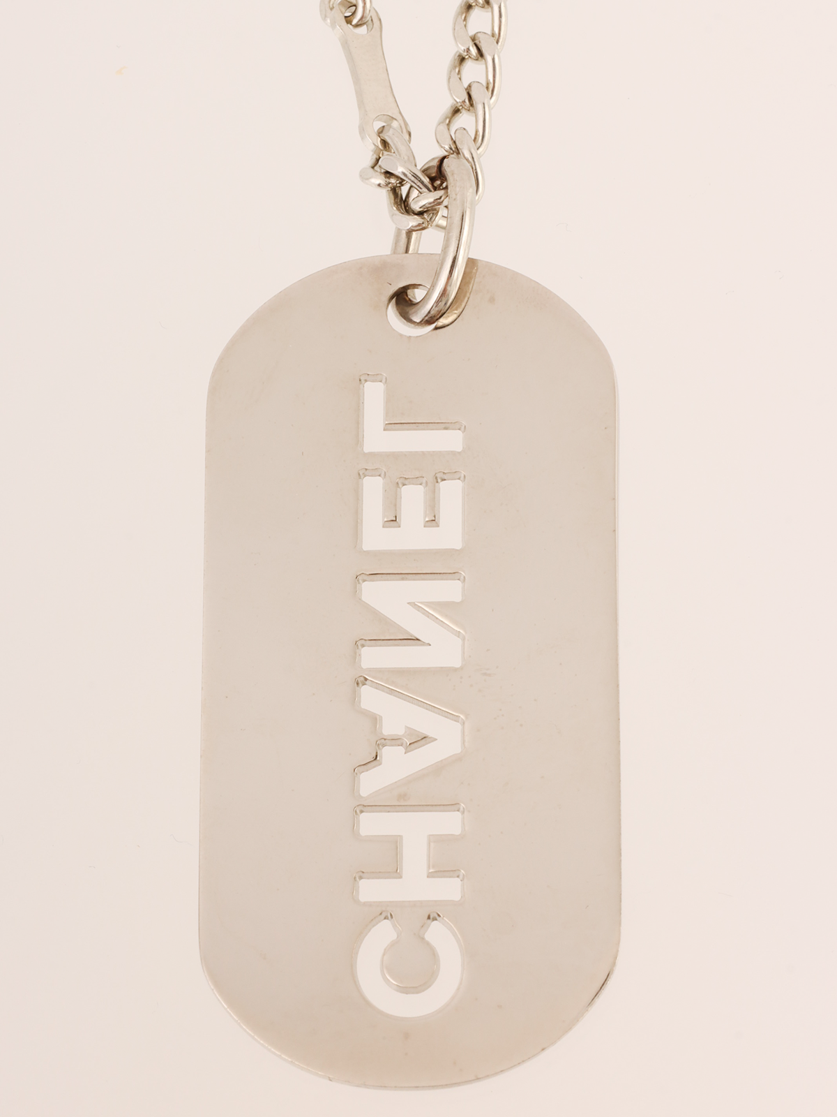 CHANEL シャネル チャーム ロゴ プレート シルバー CHANEL 2007年製 ロゴプレートチャーム シルバー｜VINTAGE QOO