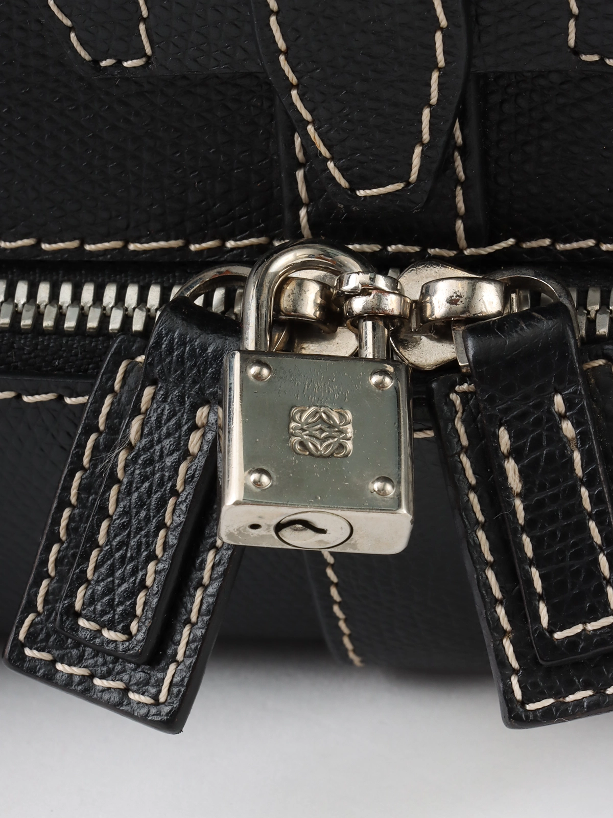 【関税込＆追跡】LOEWE エンボス ナゲット バッグ ウィメンズ ラグジュアリーバケットバッグ｜デザイナーズ