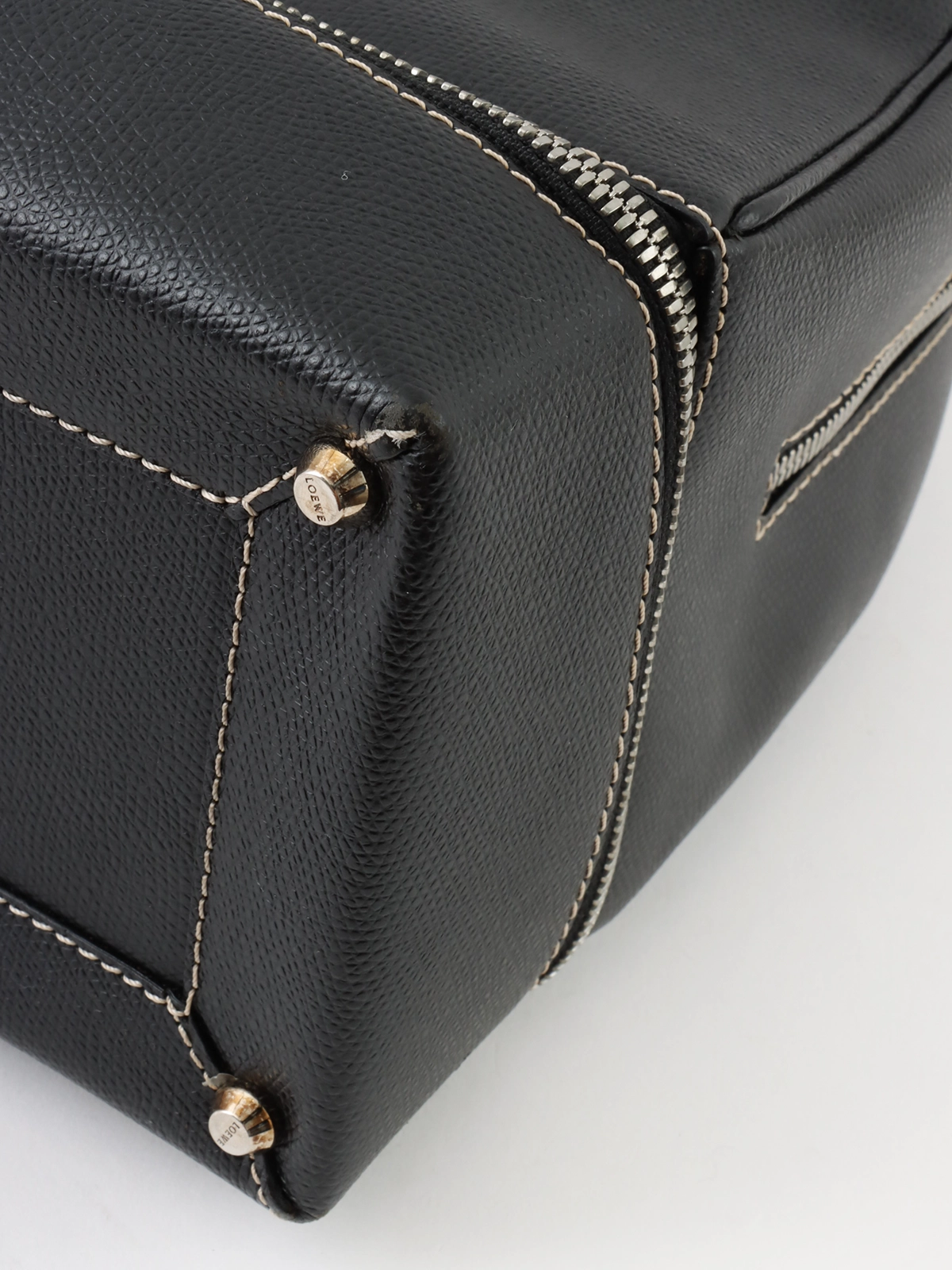 ✨極希少✨　LOEWE ボストンバック　ロゴ型押し　金金具　グリーン　自立型 ✨極希少✨LOEWE ボストンバックロゴ型押し金金具グリーン自立型