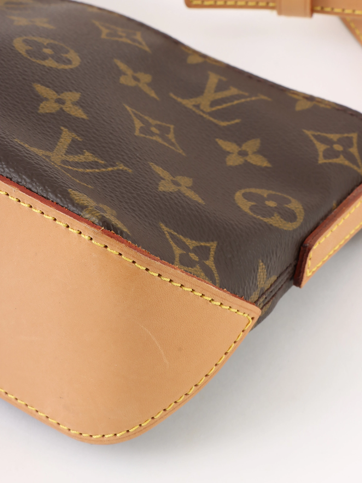 Louis Vuitton モノグラムキャンドル LOUIS VUITTON Monogram Candle 133990 | FASHIONPHILE