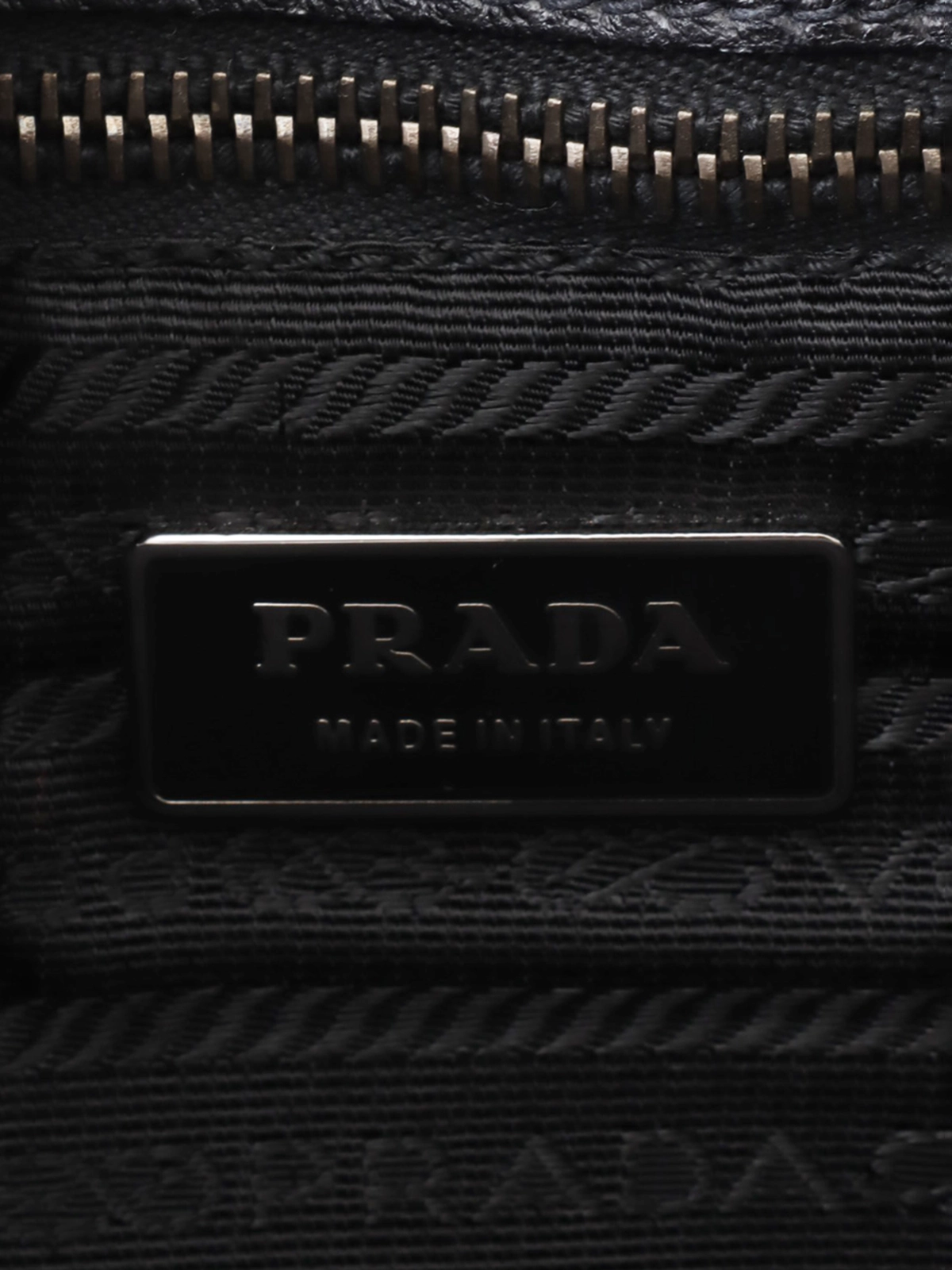 シンプルな【PRADA】ロゴ プレート ジーンズ ブラック コットン シンプルな【PRADA】ロゴ プレート ジーンズ ブラック コットン