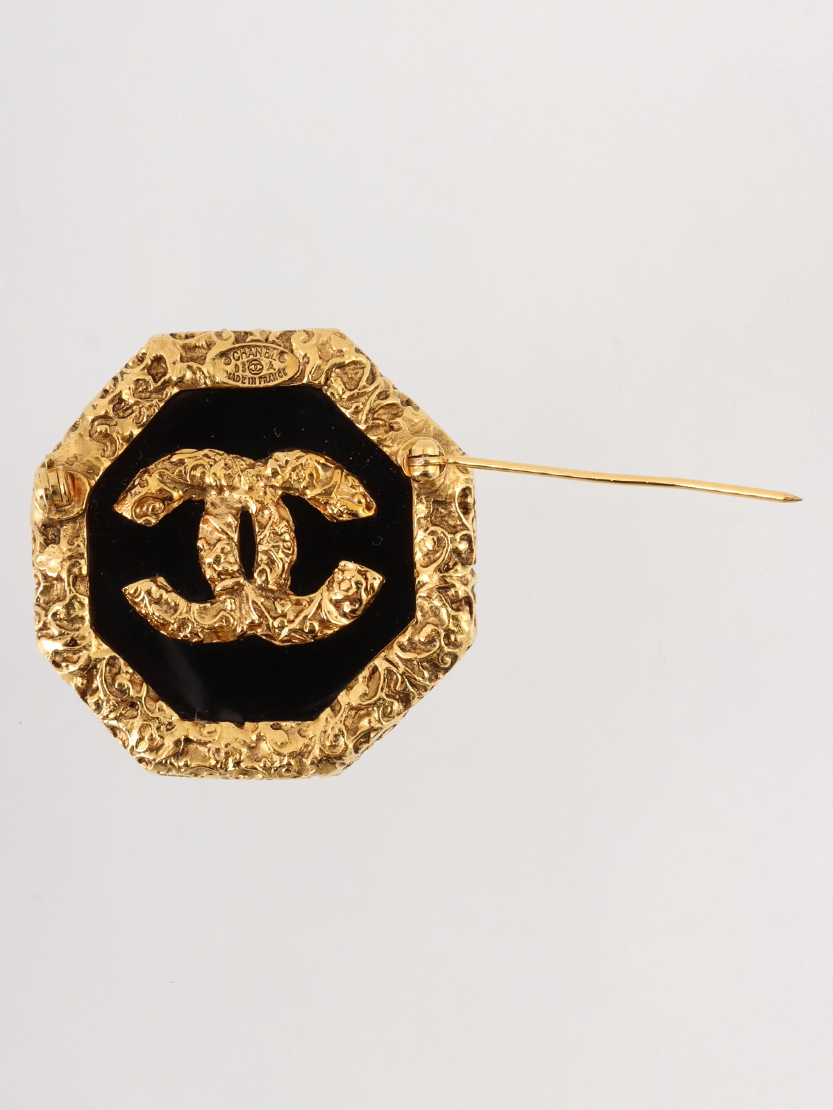 【冬バーゲン★特別送料無料！】 CHANEL 1993年製 オクタゴンCCマークブローチ ブラック／ゴールド｜VINTAGE QOO TOKYO｜ヴィンテージ クー トーキョー アクセサリー