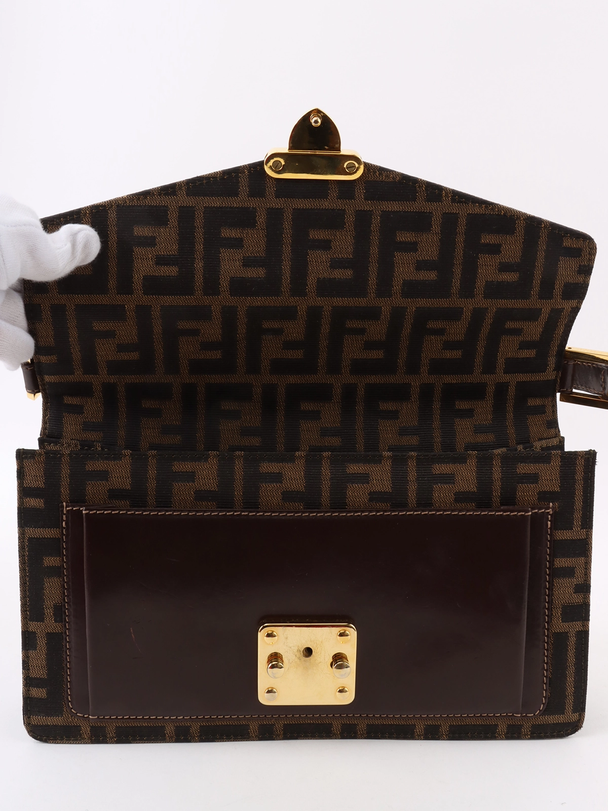 レビュー高評価の商品!の商品をすべて FENDI ブラウン FFズッカパターンロゴプレートショルダーバッグ バッグ