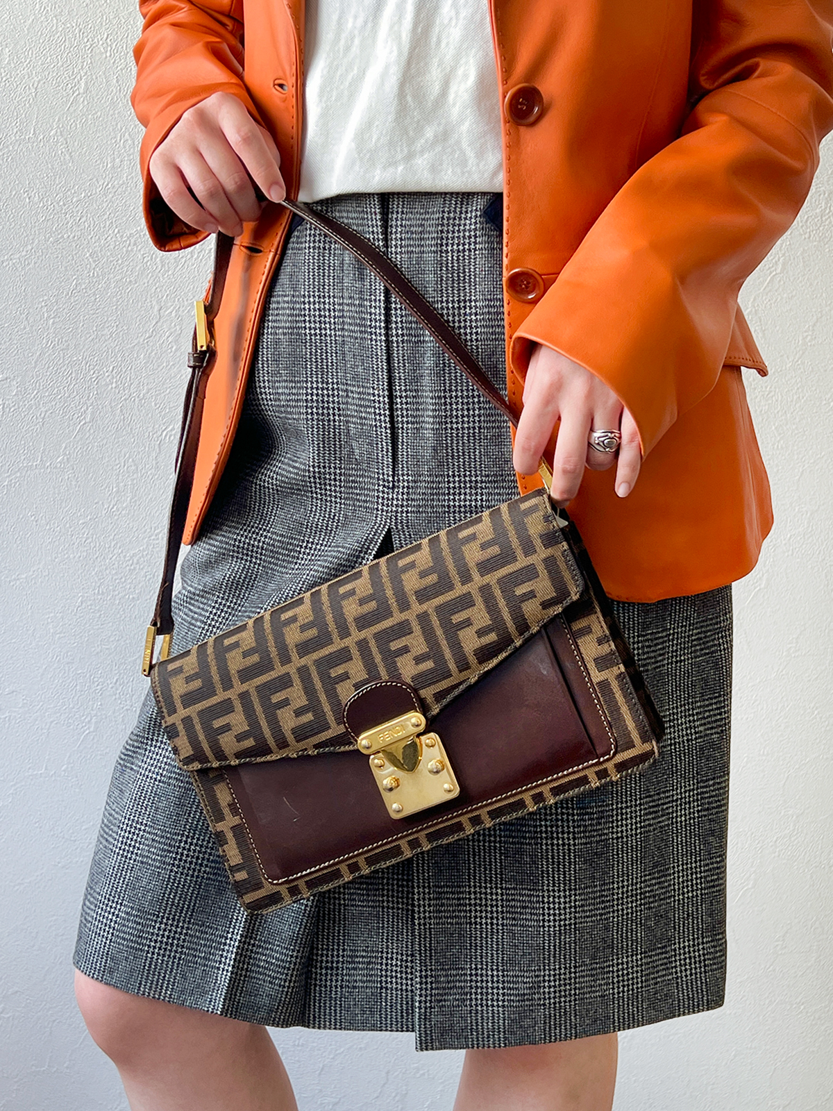 FENDI FFズッカパターンロゴプレートショルダーバッグ ブラウン