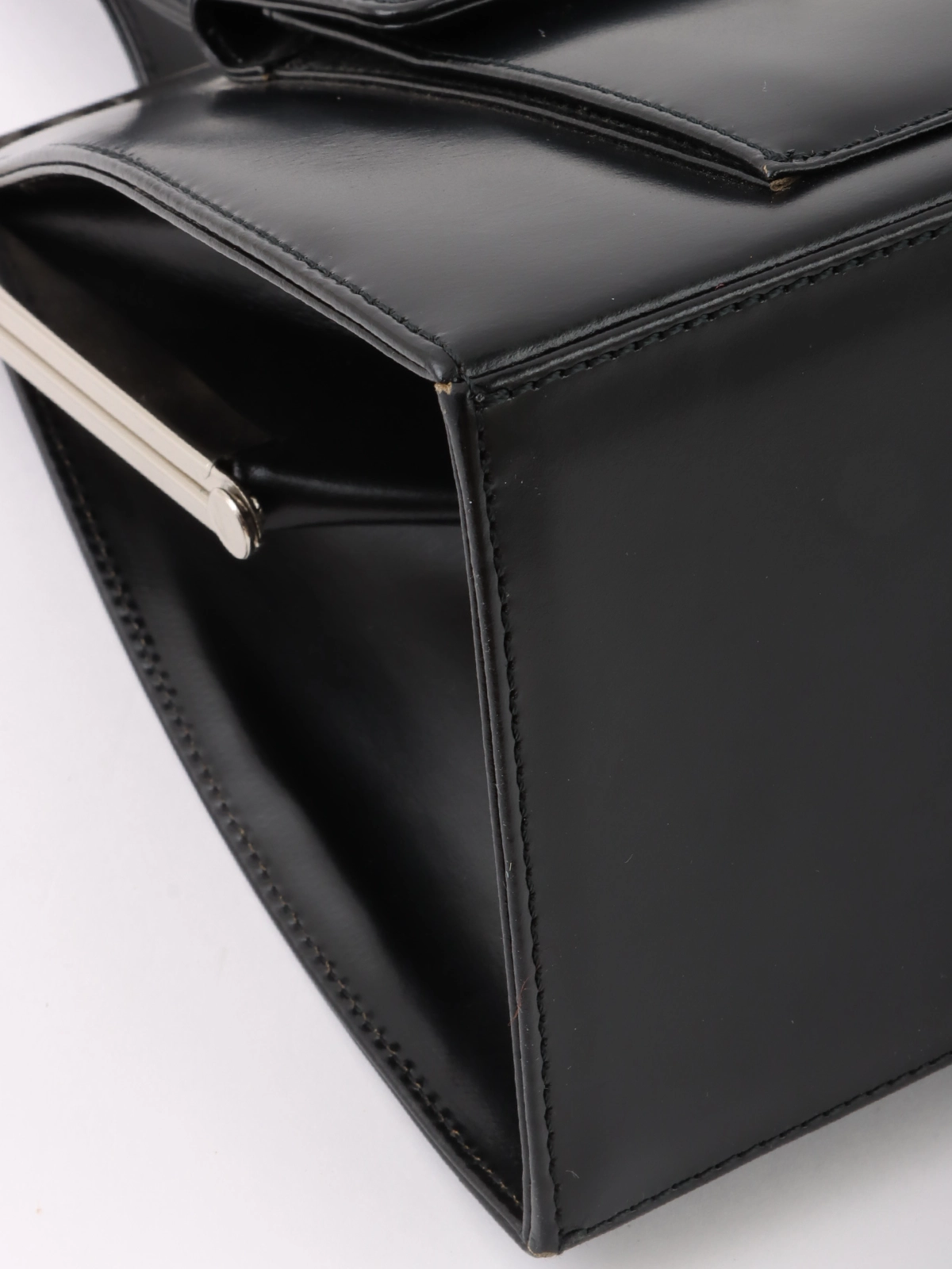 YVES SAINT LAURENT ロゴプレートがま口ハンドバッグ ブラック YVES SAINT LAURENT ロゴプレートがま口ハンドバッグ ブラック