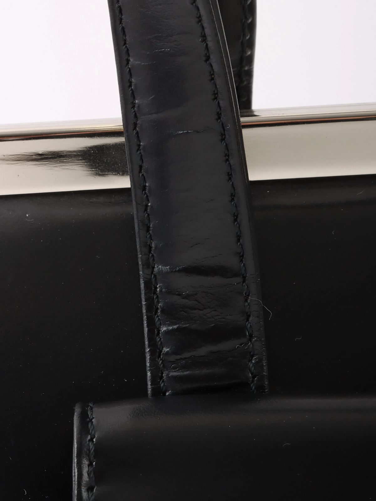 YVES SAINT LAURENT ロゴプレートがま口ハンドバッグ ブラック YVES SAINT LAURENT ロゴプレートがま口ハンドバッグ ブラック