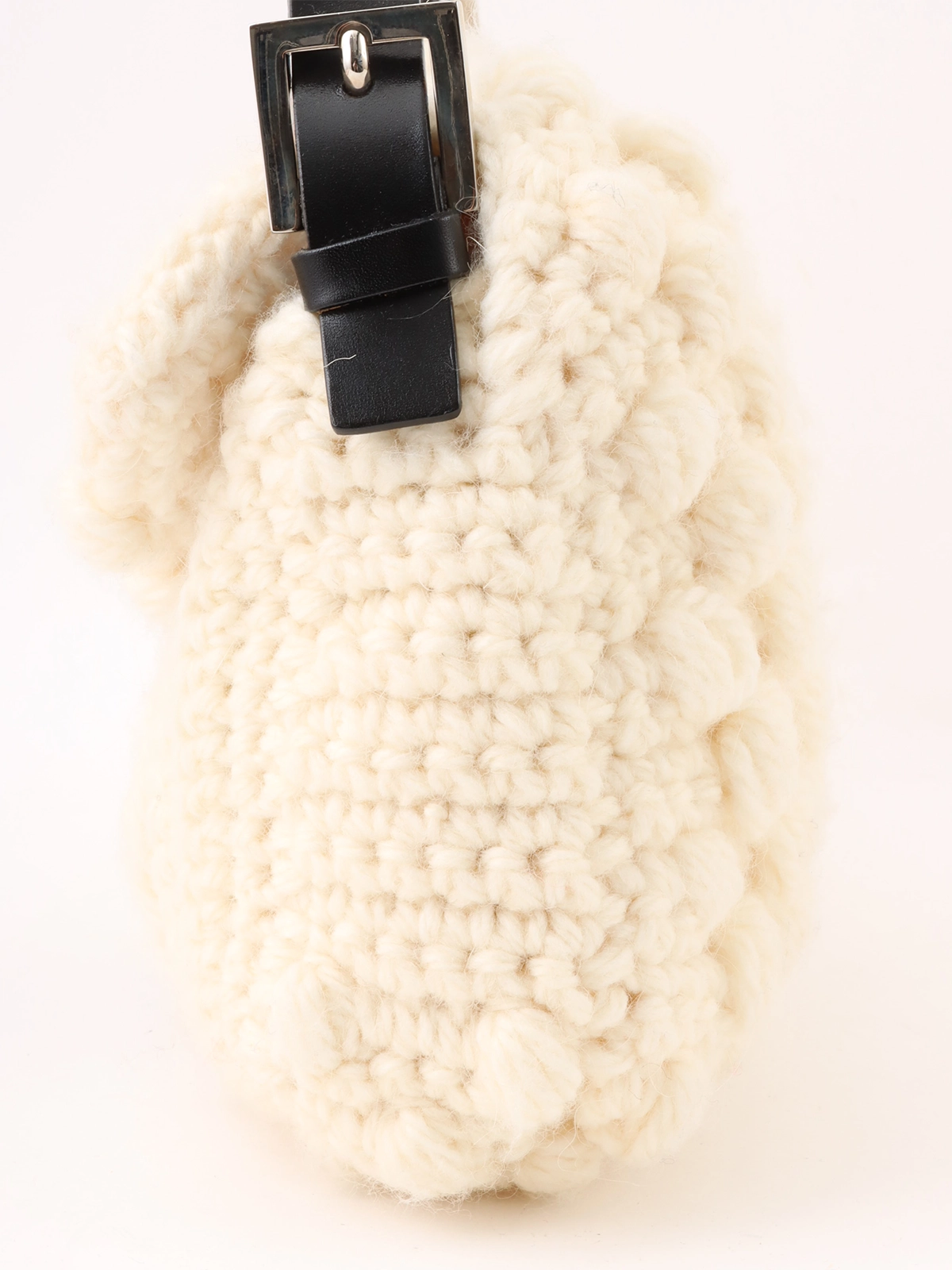 FENDI マンマバケット グレーとホワイトのニット素材 カウチン FENDI マンマバケット グレーとホワイトのニット素材 カウチン