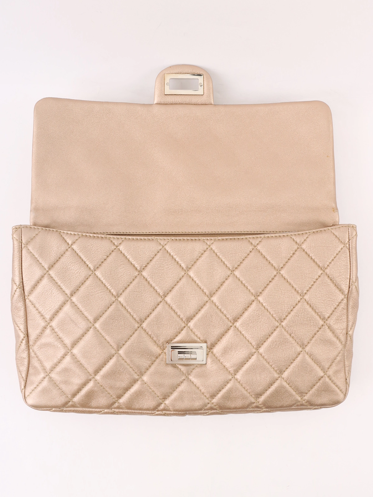 CHANEL ゴールド クラッチバッグ CHANEL 2010年頃製 2.55クラッチバッグ ゴールド｜VINTAGE QOO