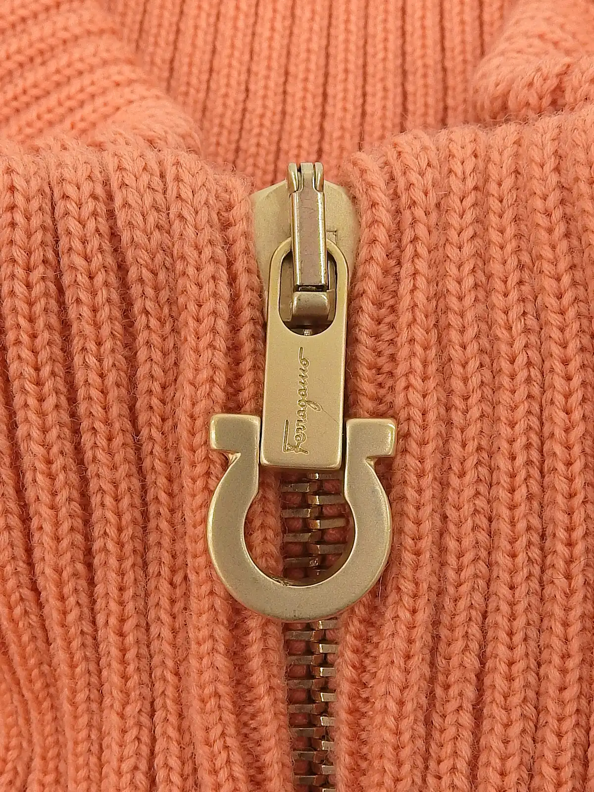 SALVATORE FERRAGAMO ガンチーニプレートデザインステッチベスト