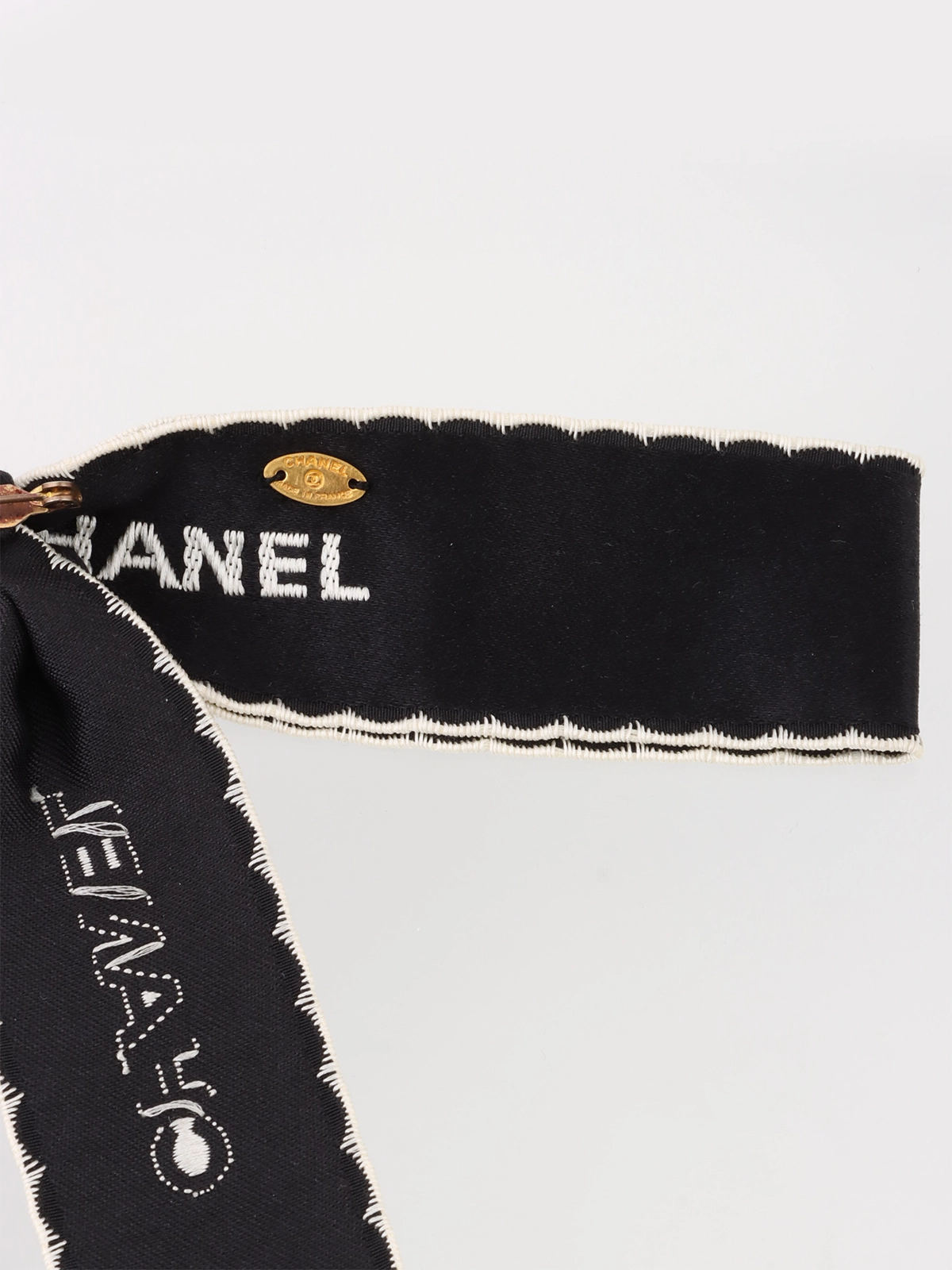 日本全国送料無料商品 | 特集 | CHANEL ロゴリボンブローチ ブラック｜VINTAGE QOO TOKYO アクセサリー