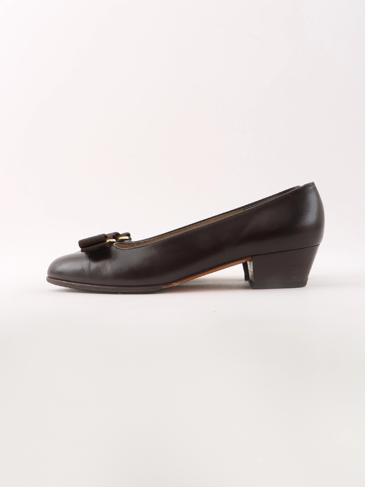 SALVATORE FERRAGAMO ヴァラリボンプレートパンプス ブラウン