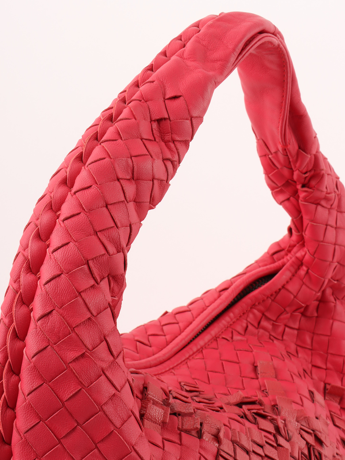BOTTEGA VENETA イントレチャートホーボーバッグ チェリーレッド