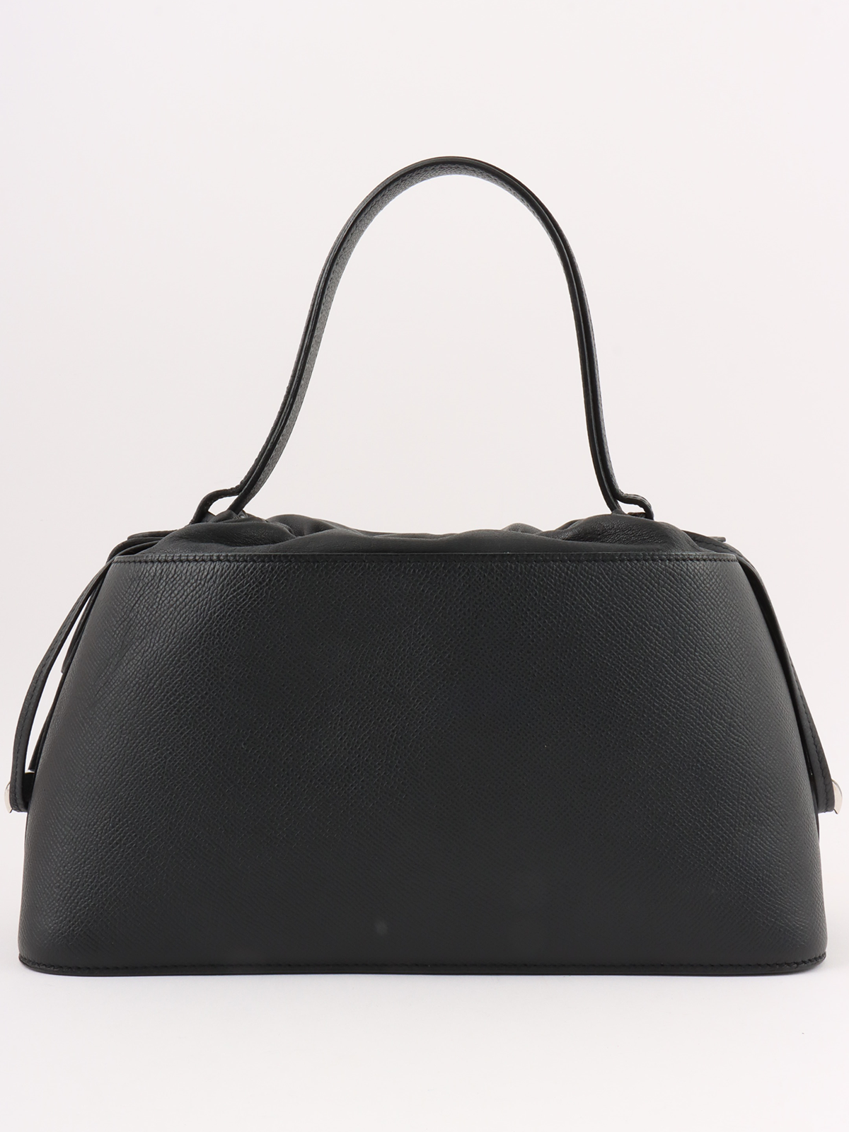 【海辺でくつろぎタイム】HERMES マキシパレオ 鞍下ゼッケン 《ジャンプ》 | Hermès - エルメス-公式サイト