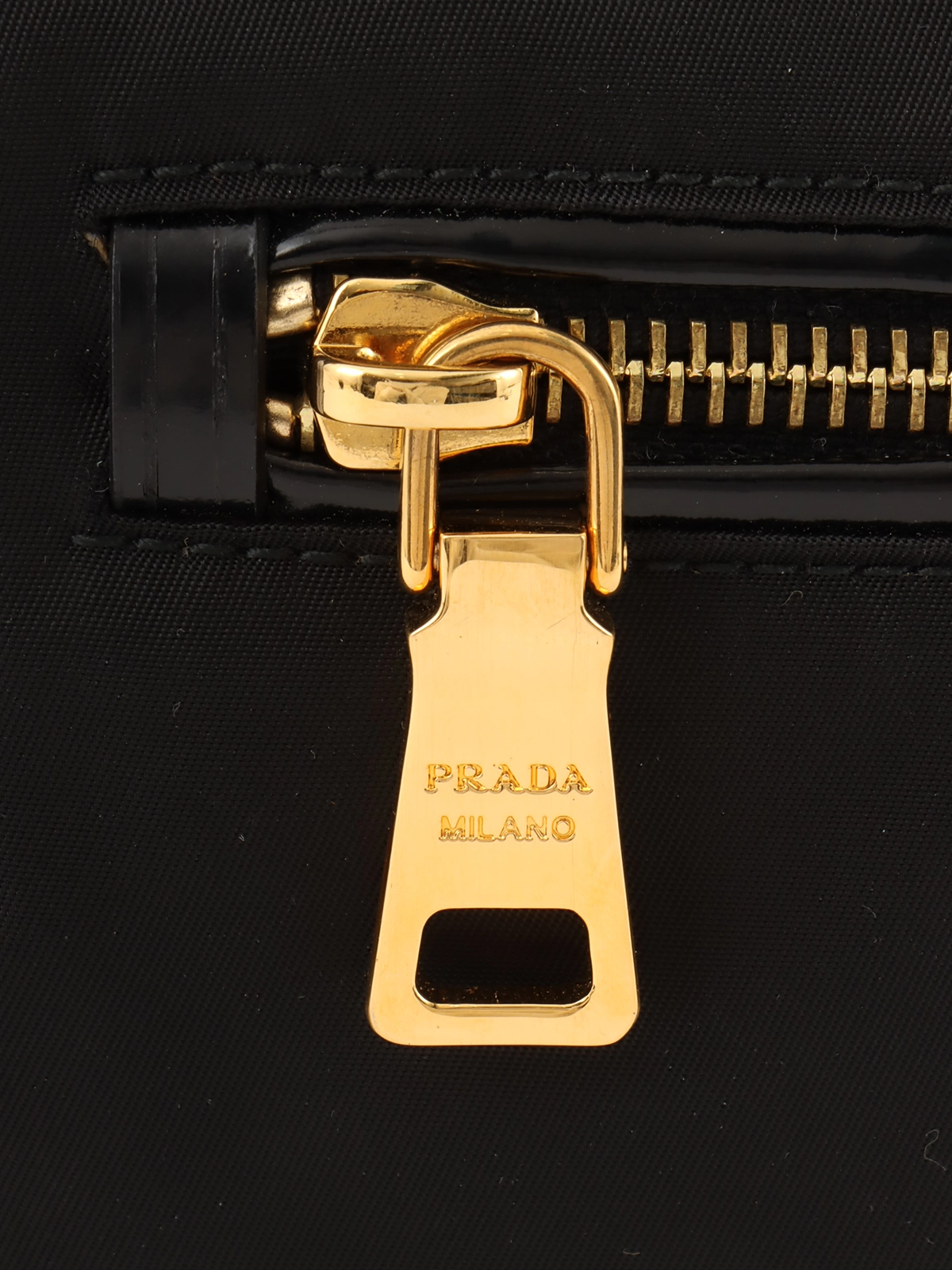PRADA ナイロンロゴプレートハンドバッグ ブラック｜VINTAGE QOO