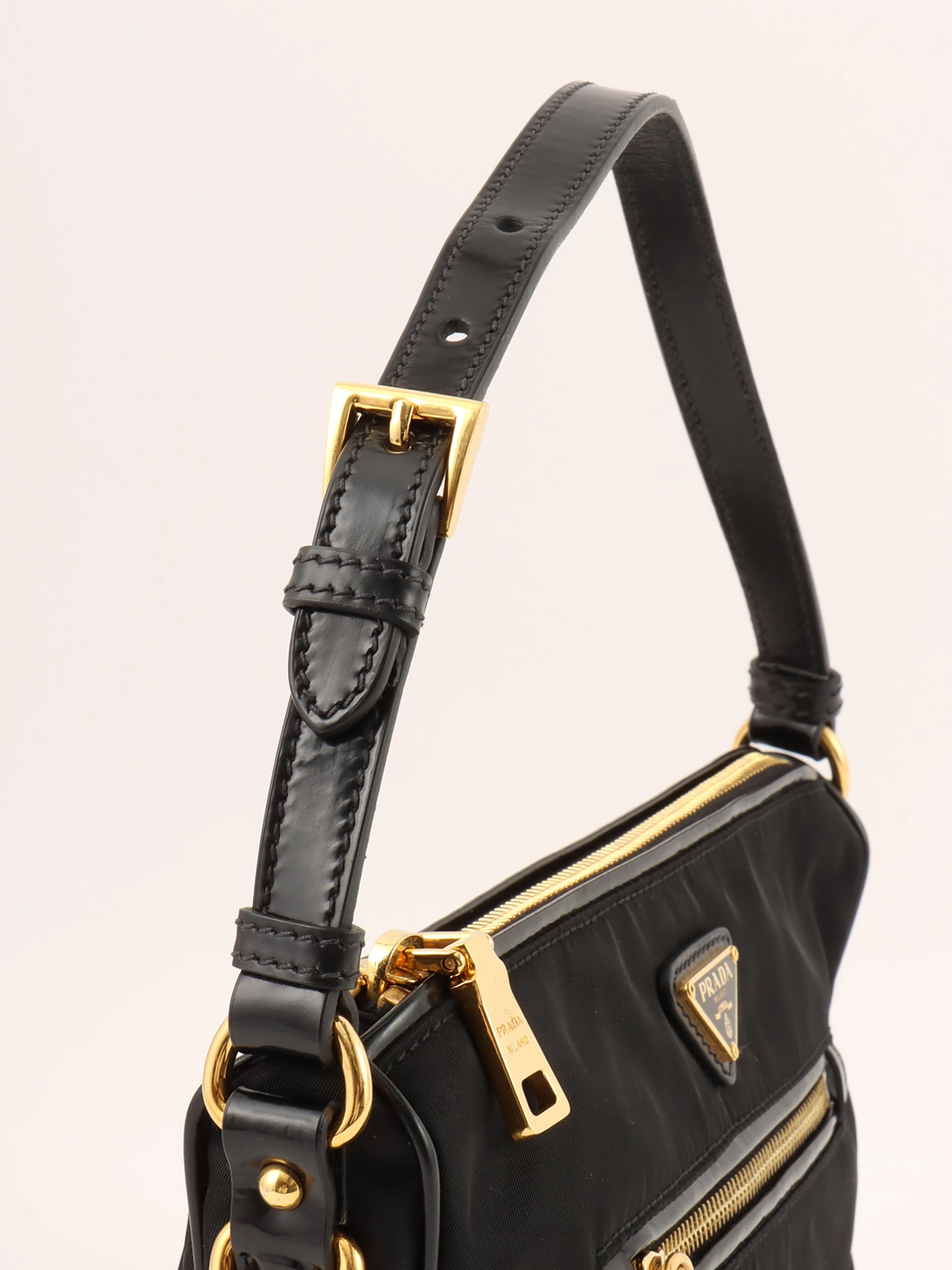 PRADA マキシ刺繍ロゴフーディー ランウェイ一点もの UJL24B PRADA ナイロンロゴプレートハンドバッグ ブラック｜VINTAGE QOO