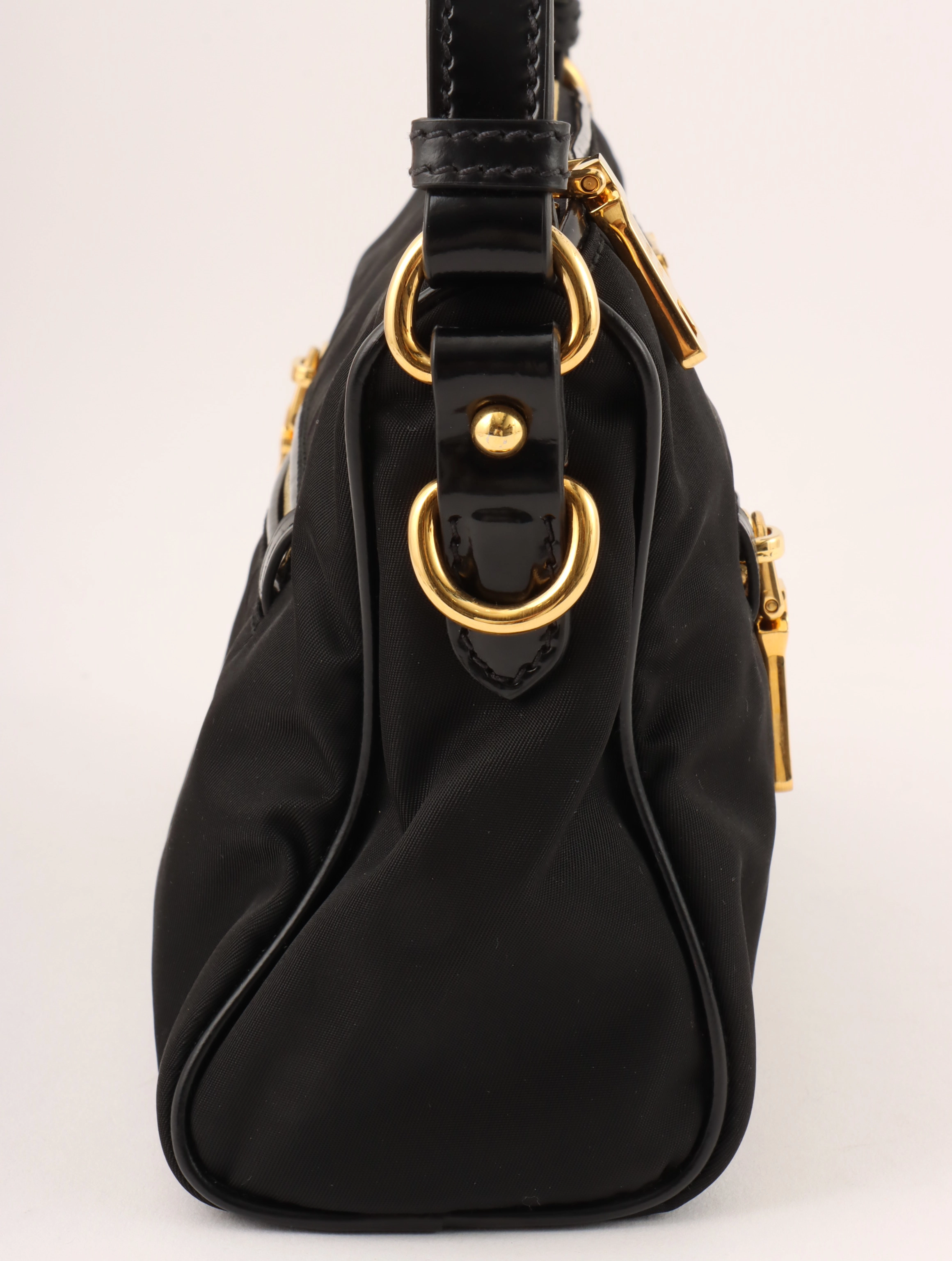美品【PRADA】ブラック ナイロン ロゴ UNDERARM ハンドバッグ PRADA ナイロンロゴプレートハンドバッグ ブラック|VINTAGE QOO