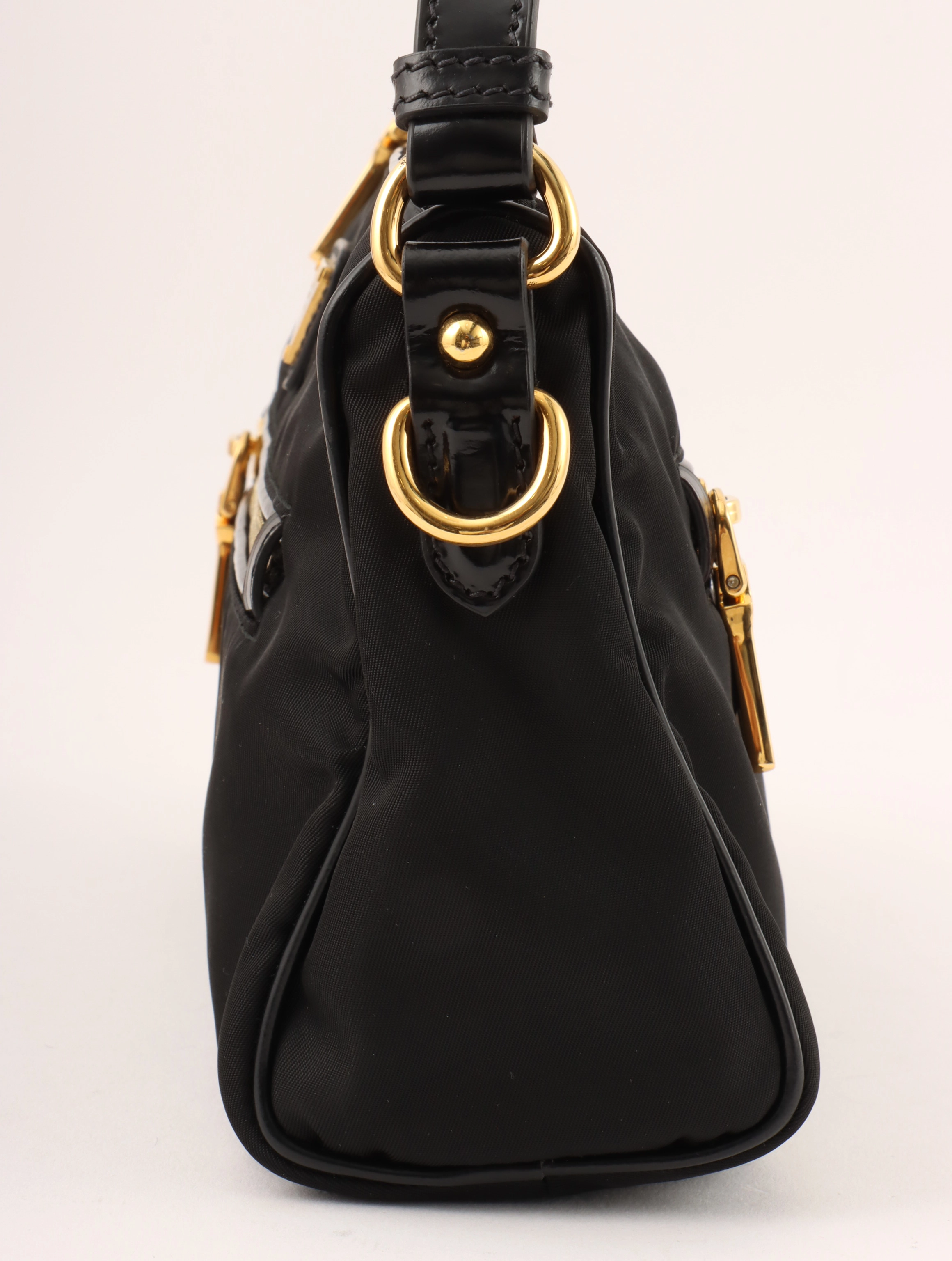 PRADA ナイロンロゴプレートハンドバッグ ブラック｜VINTAGE QOO