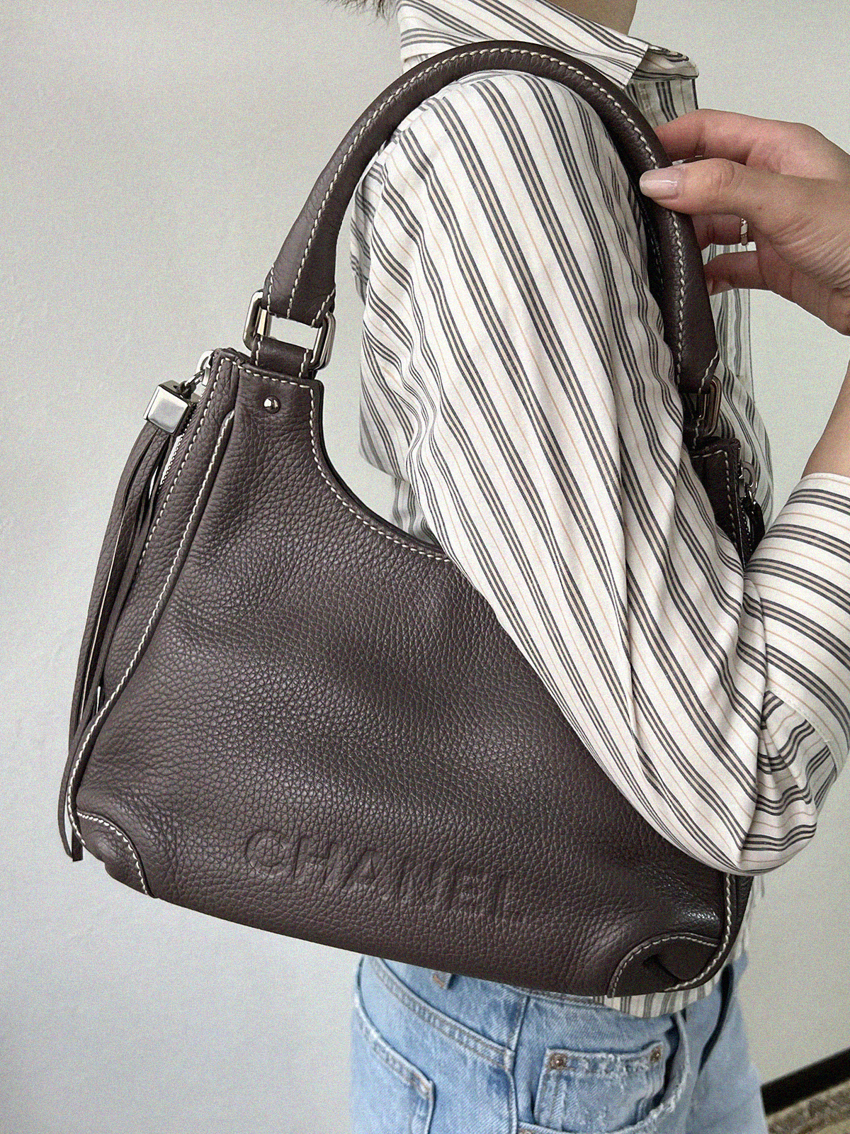 CHANEL グレー Vネックキャミソール　ヴィンテージ　シャネル　ロゴ刺繍 VINTAGE 80s 90s CHANEL シャネル ロゴ 金刺繍 Tシャツ - メルカリ