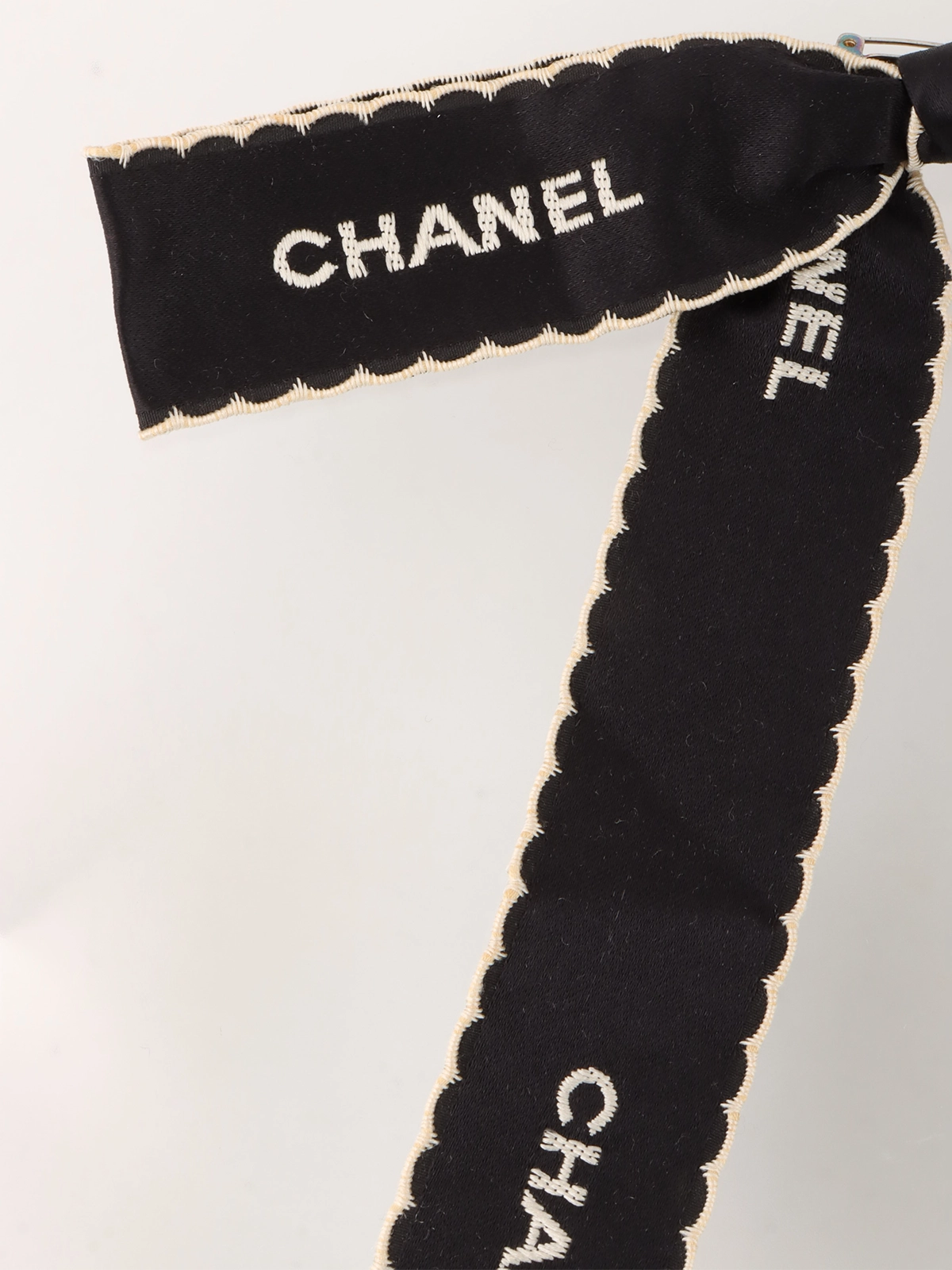 CHANEL ロゴリボンブローチ ブラック｜VINTAGE QOO TOKYO