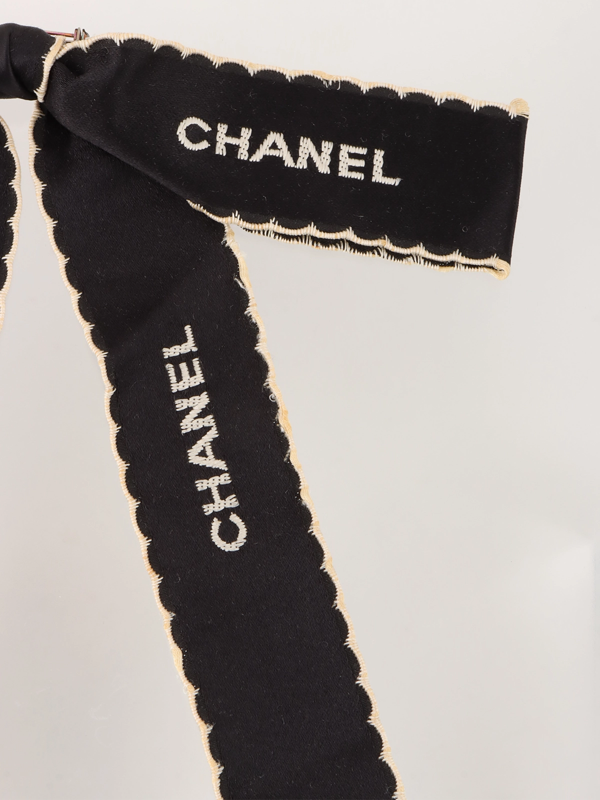 CHANEL ロゴリボンブローチ ブラック｜VINTAGE QOO TOKYO