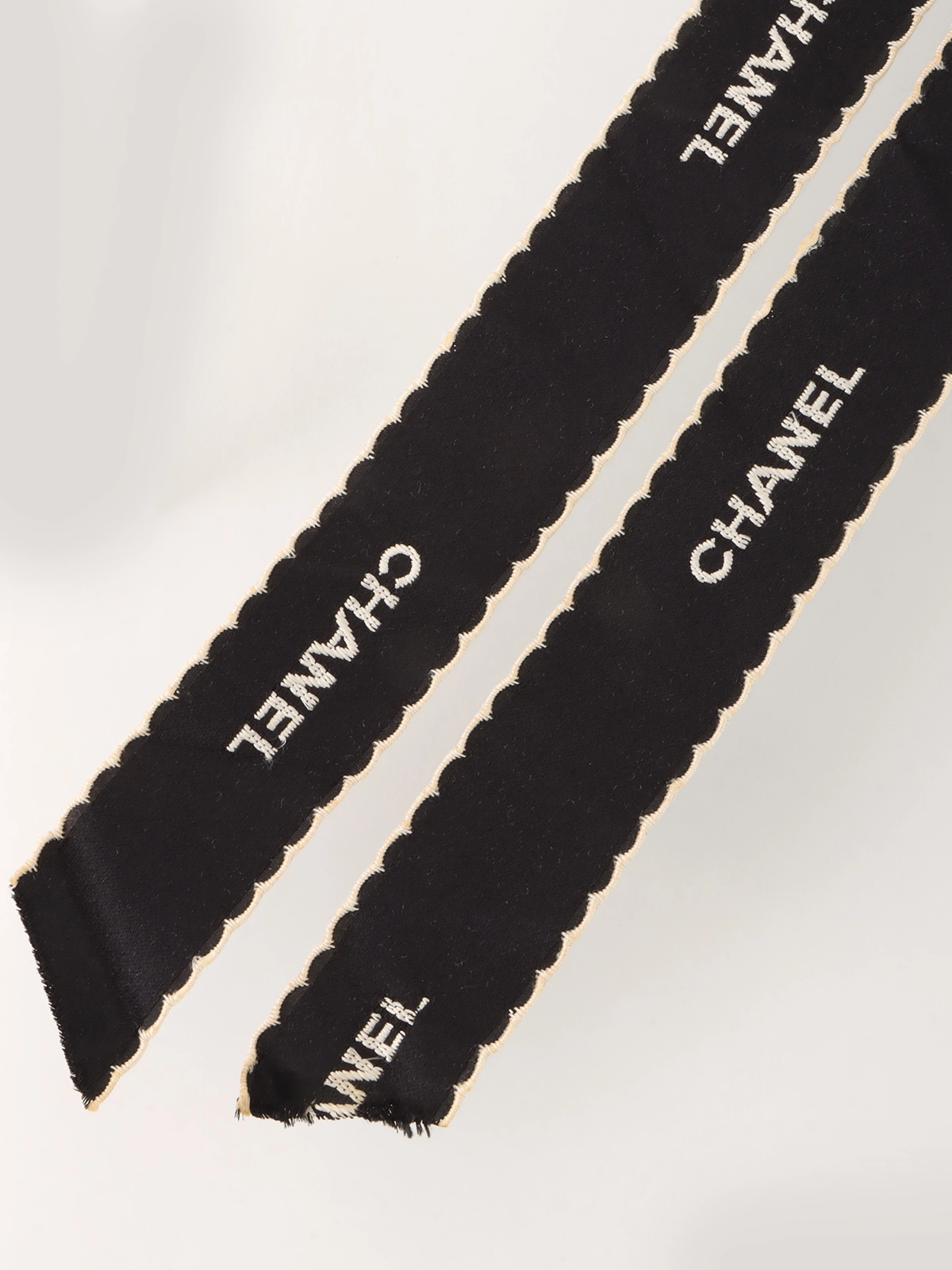 シャネル リボン ブローチ ブラック CHANEL ロゴリボンブローチ ブラック｜VINTAGE QOO TOKYO