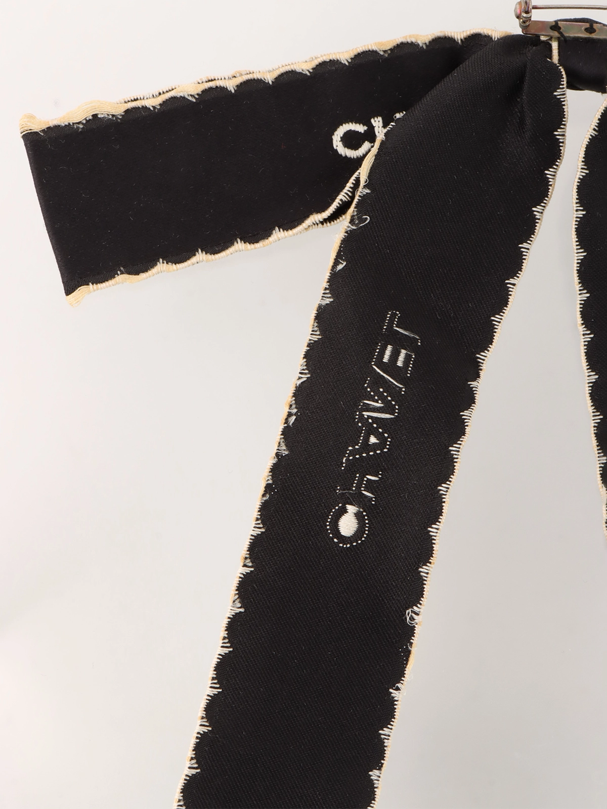 CHANEL ロゴリボンブローチ ブラック｜VINTAGE QOO TOKYO