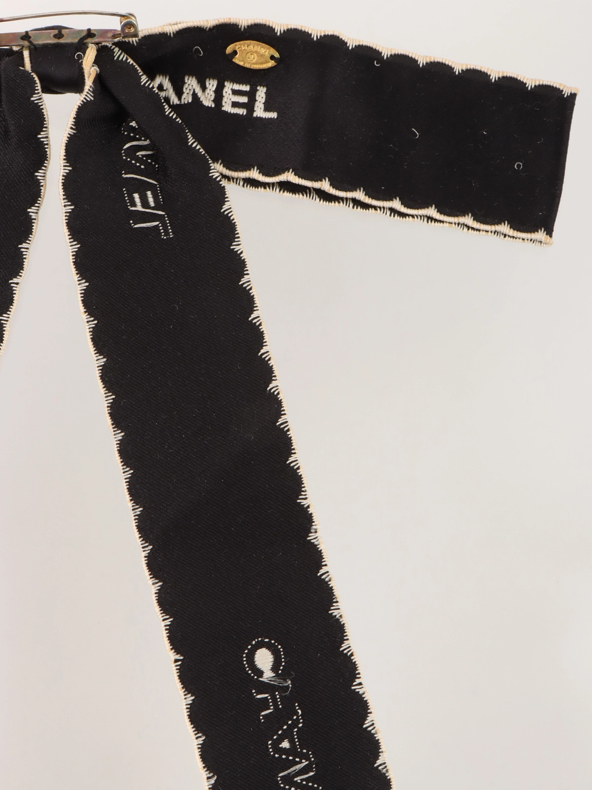 CHANEL シャネル リボン ブローチ ベロア ブラック 黒 箱付き CHANEL ロゴリボンブローチ ブラック｜VINTAGE QOO TOKYO