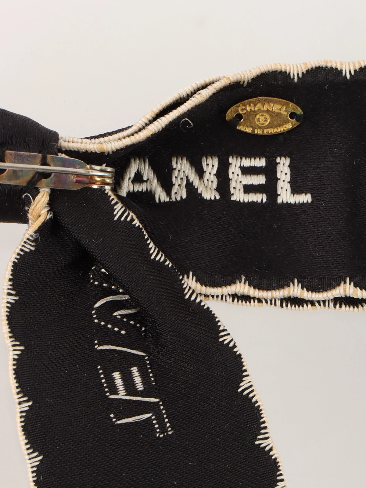 CHANEL ロゴリボンブローチ ブラック｜VINTAGE QOO TOKYO