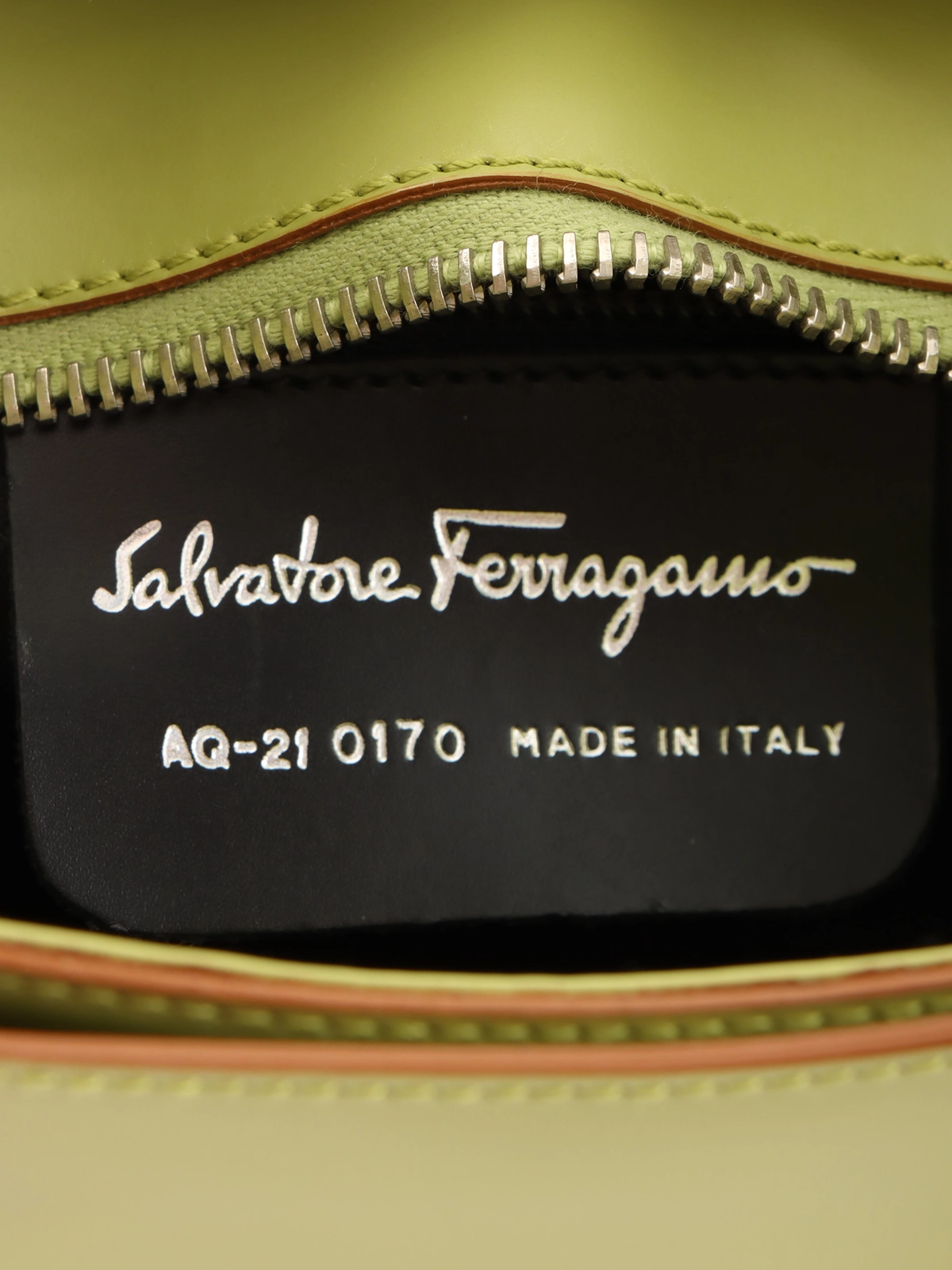 SALVATORE FERRAGAMO ガンチーニプレートワンショルダーバッグ