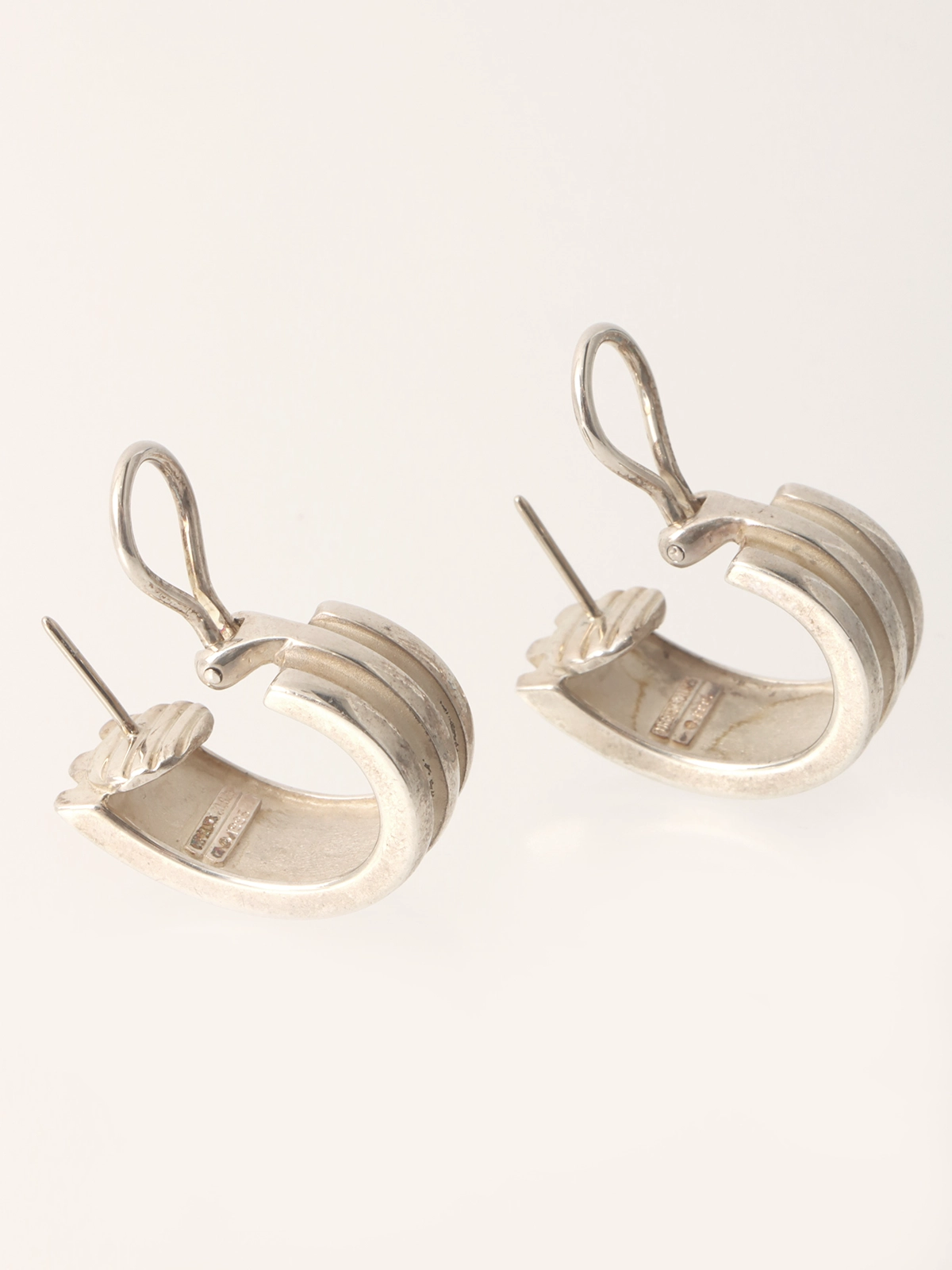TIFFANY & CO. 925グルーブドピアス シルバー／アイボリー