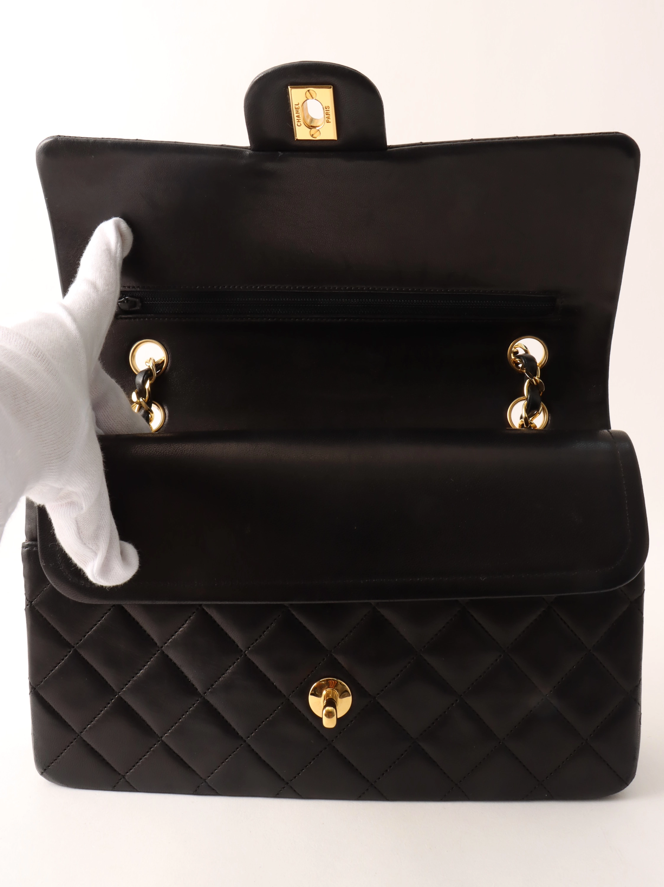 高級感溢れるソーブラックデザイン♪ CHANELフォンケース バッグ 希少⭐︎CHANELトップハンドル付フラップフォンケースソー