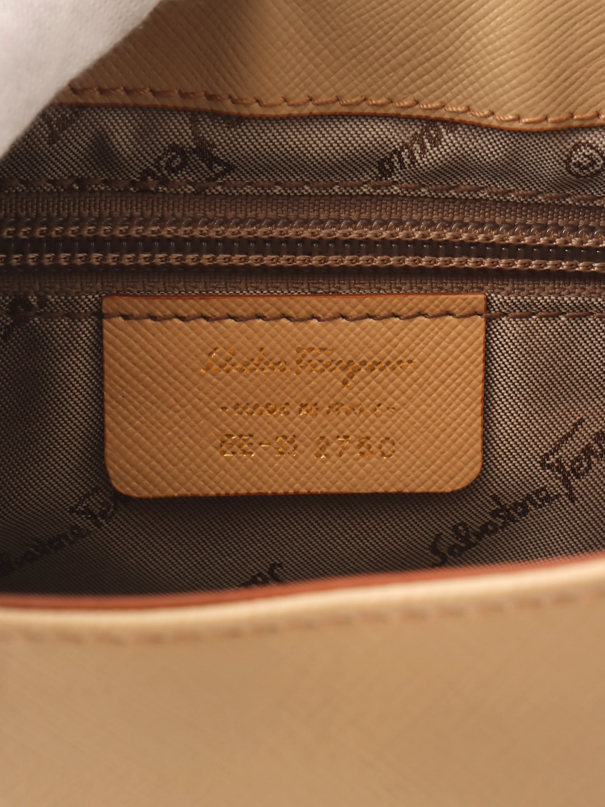 SALVATORE FERRAGAMO ガンチーニプレートワンショルダーバッグ
