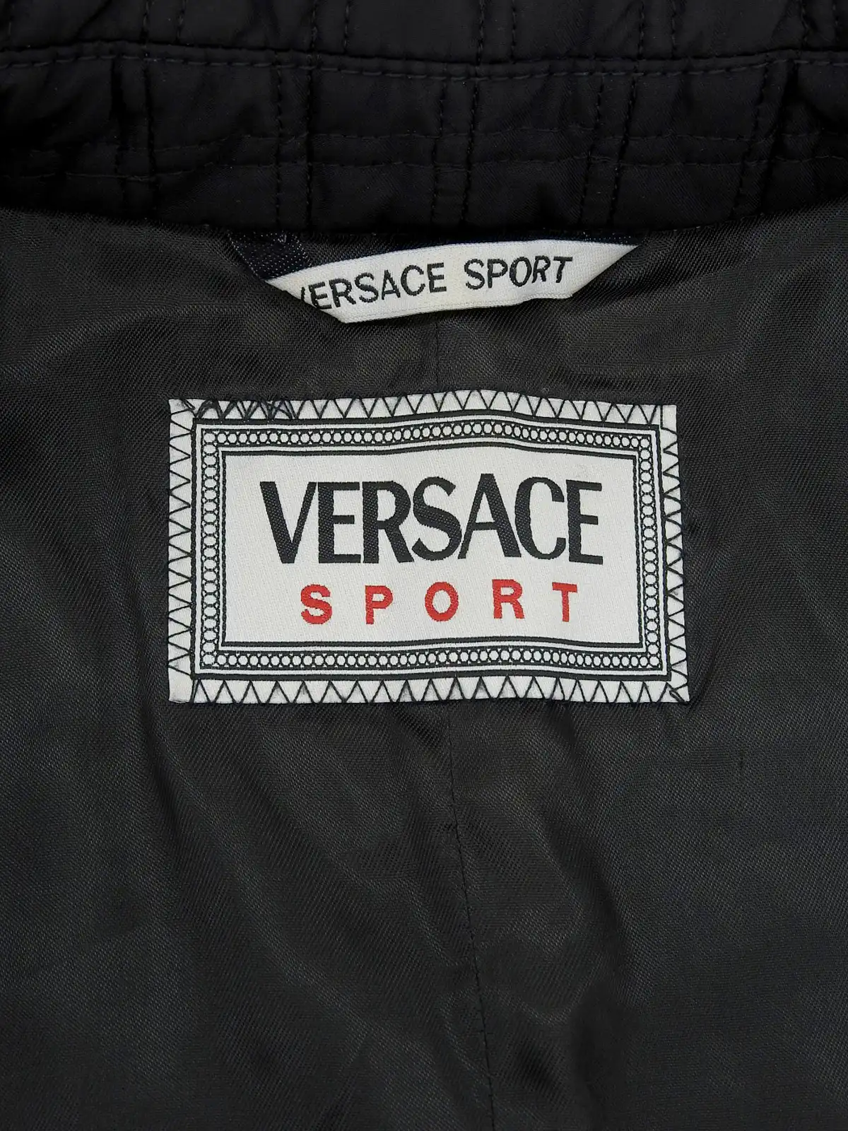 【VERSACE】ブラック ラ メデューサ フーディ コットン 無地 VERSACE ナイロンメデューサジップアップジャケット ブラック