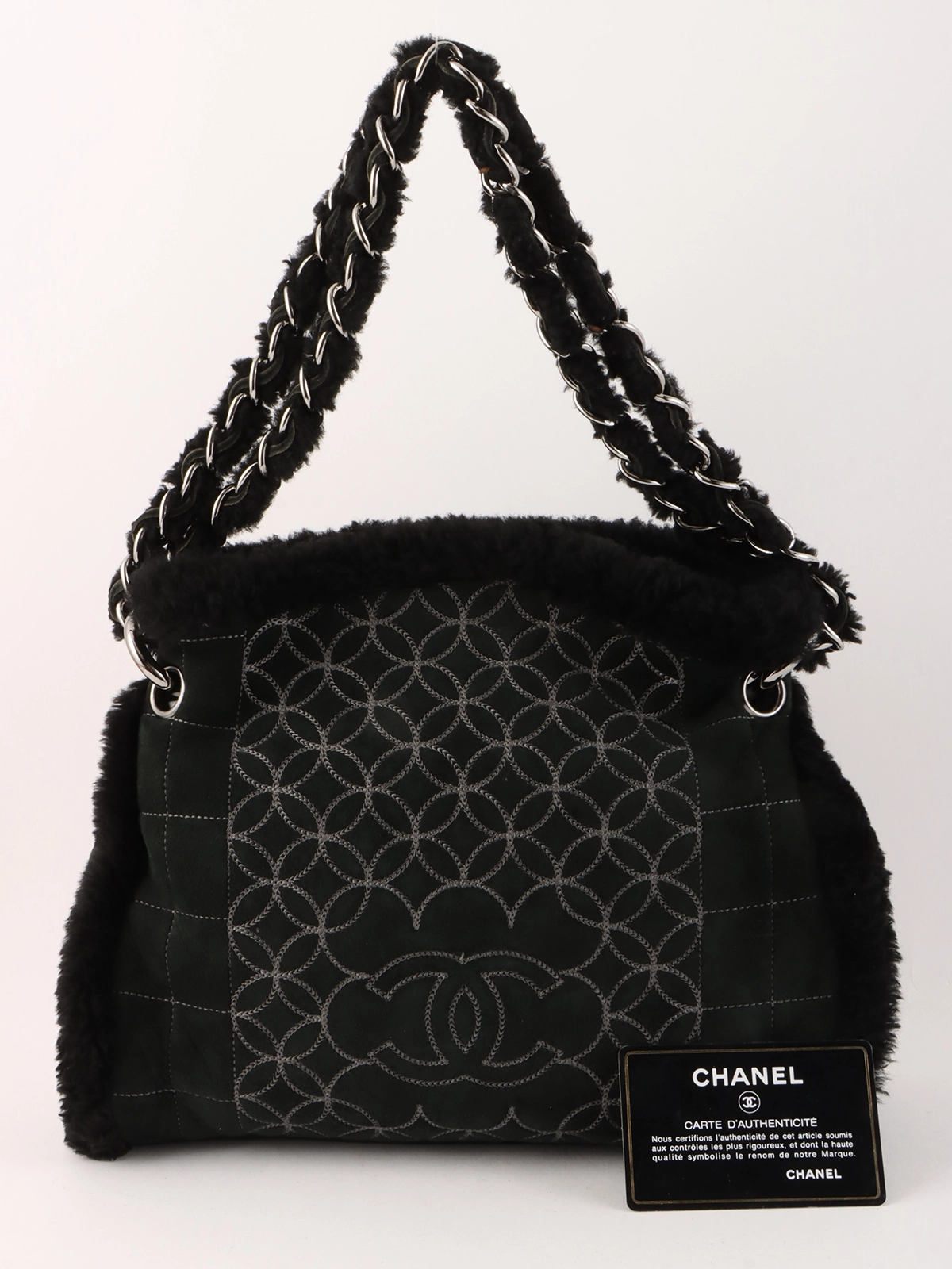 大人気♪【CHANEL】履き心地のよいムートン 素足でも CCマーク CHANEL 2005年頃製 ムートンCCマークステッチチェーンバッグ