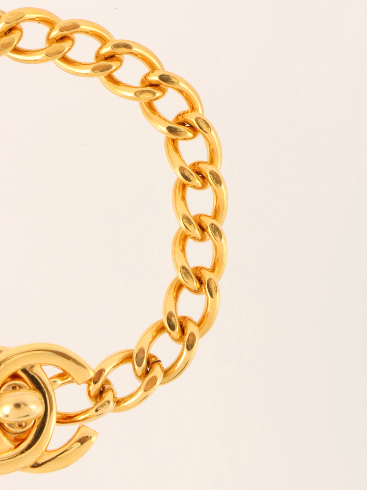 CHANEL バングル　ブレスレット　ターンロック　96年 CHANEL 1996年製 CCターンロックブレスレット ゴールド｜VINTAGE