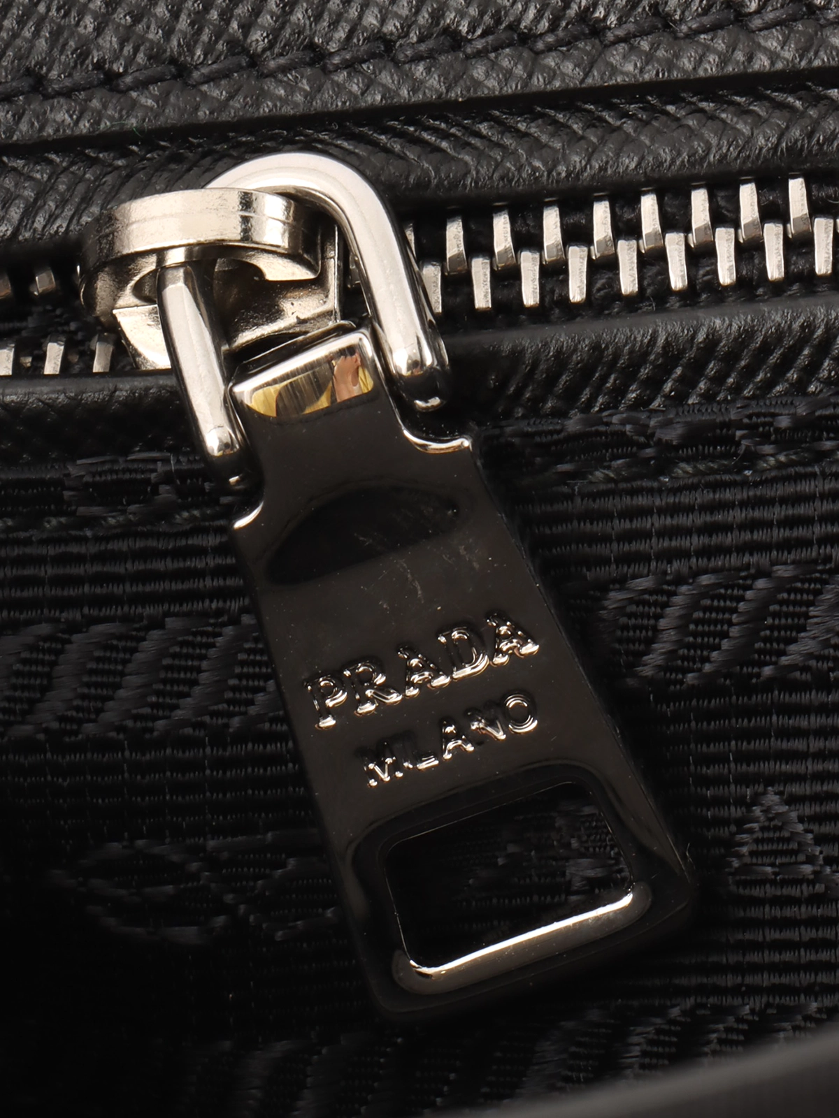 シンプルな【PRADA】ロゴ プレート ジーンズ ブラック コットン シンプルな【PRADA】ロゴ プレート ジーンズ ブラック コットン
