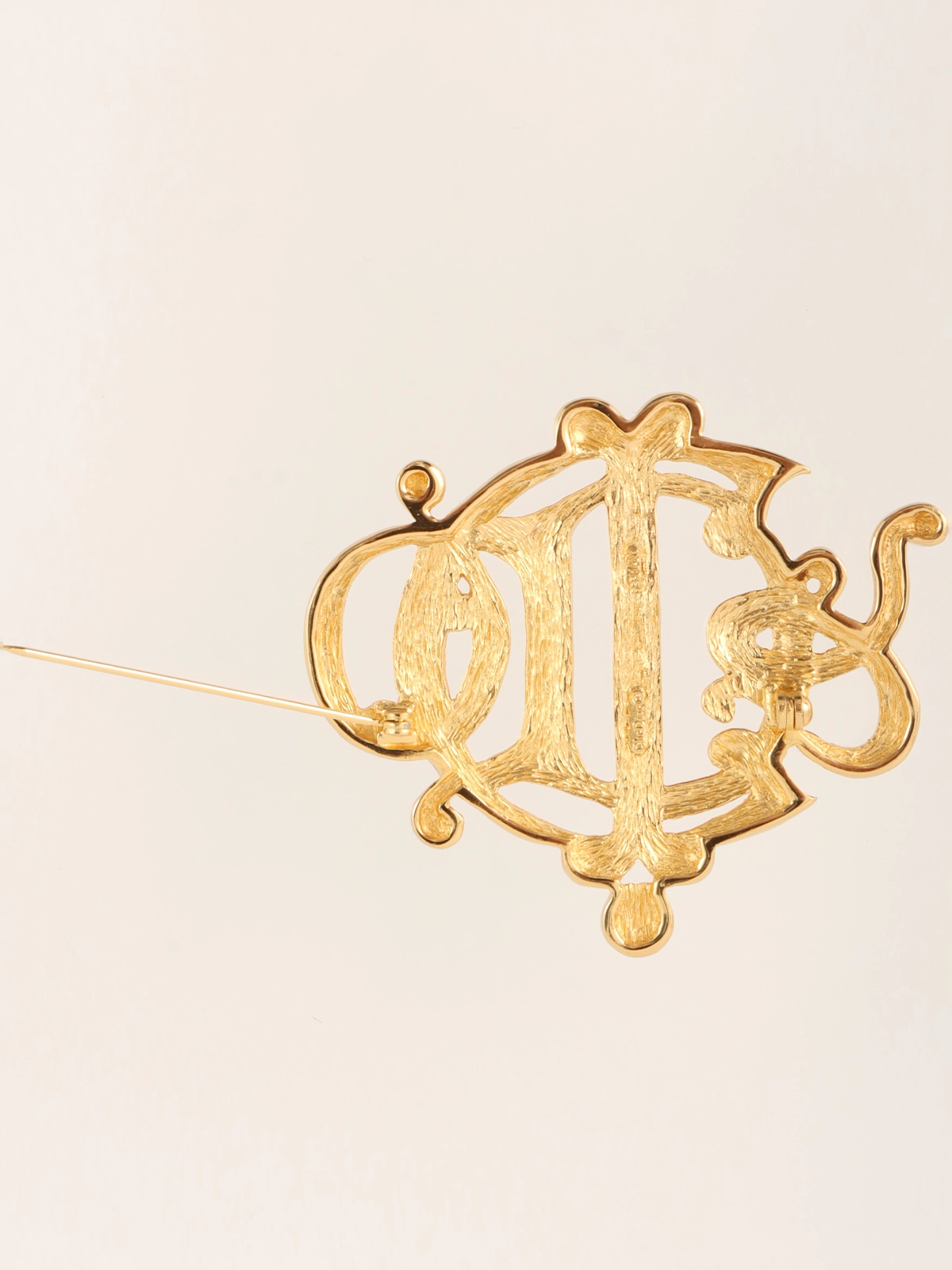 希少Dior ブローチ 旧ロゴ 刻印あり ラインストーン ゴールド ヴィンテージ Christian Dior - 【中古】 Christian Dior クリスチャン